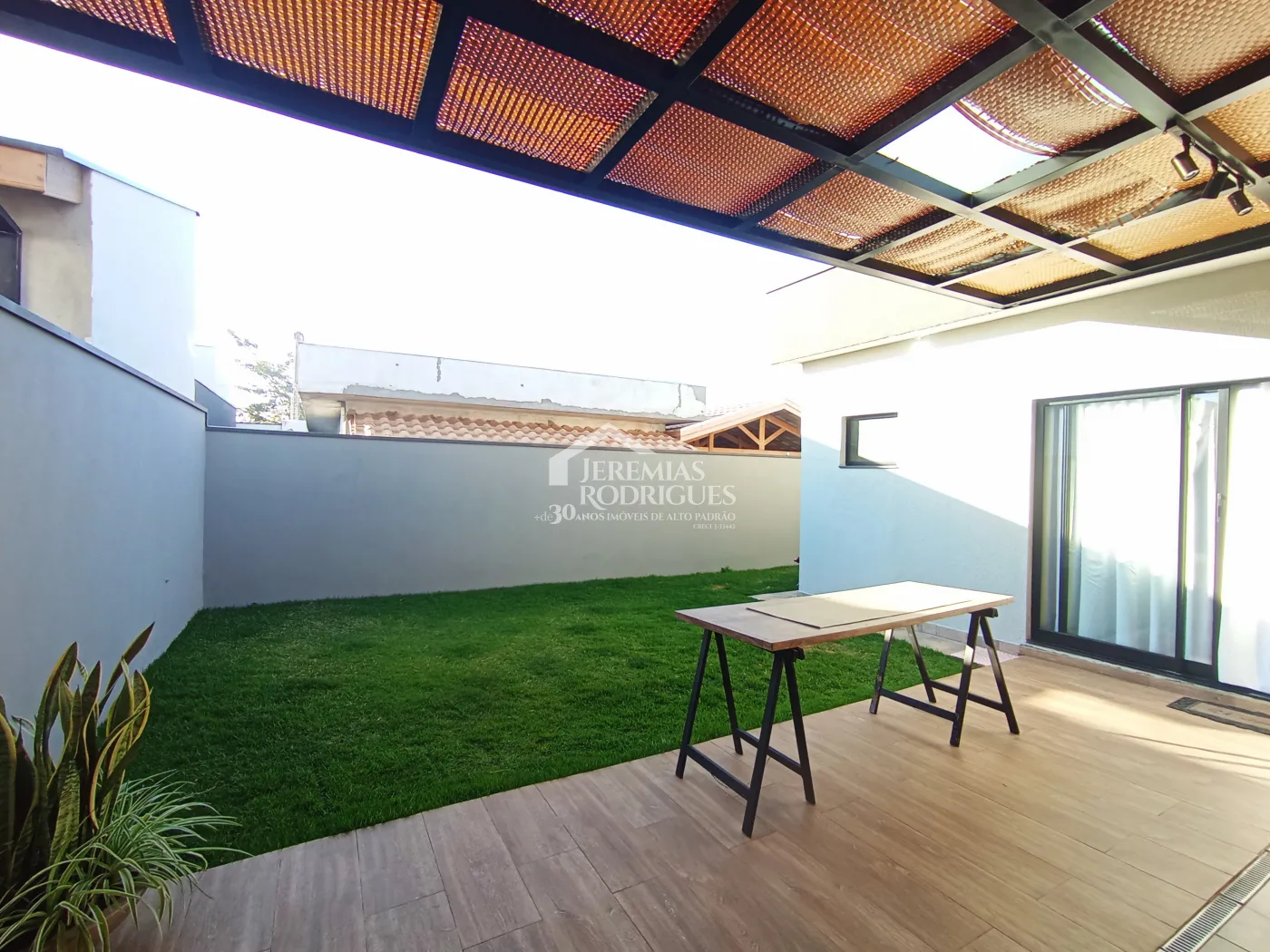 Casa à venda com 3 dormitórios no Condomínio Terras do Vale em Caçapava/SP.