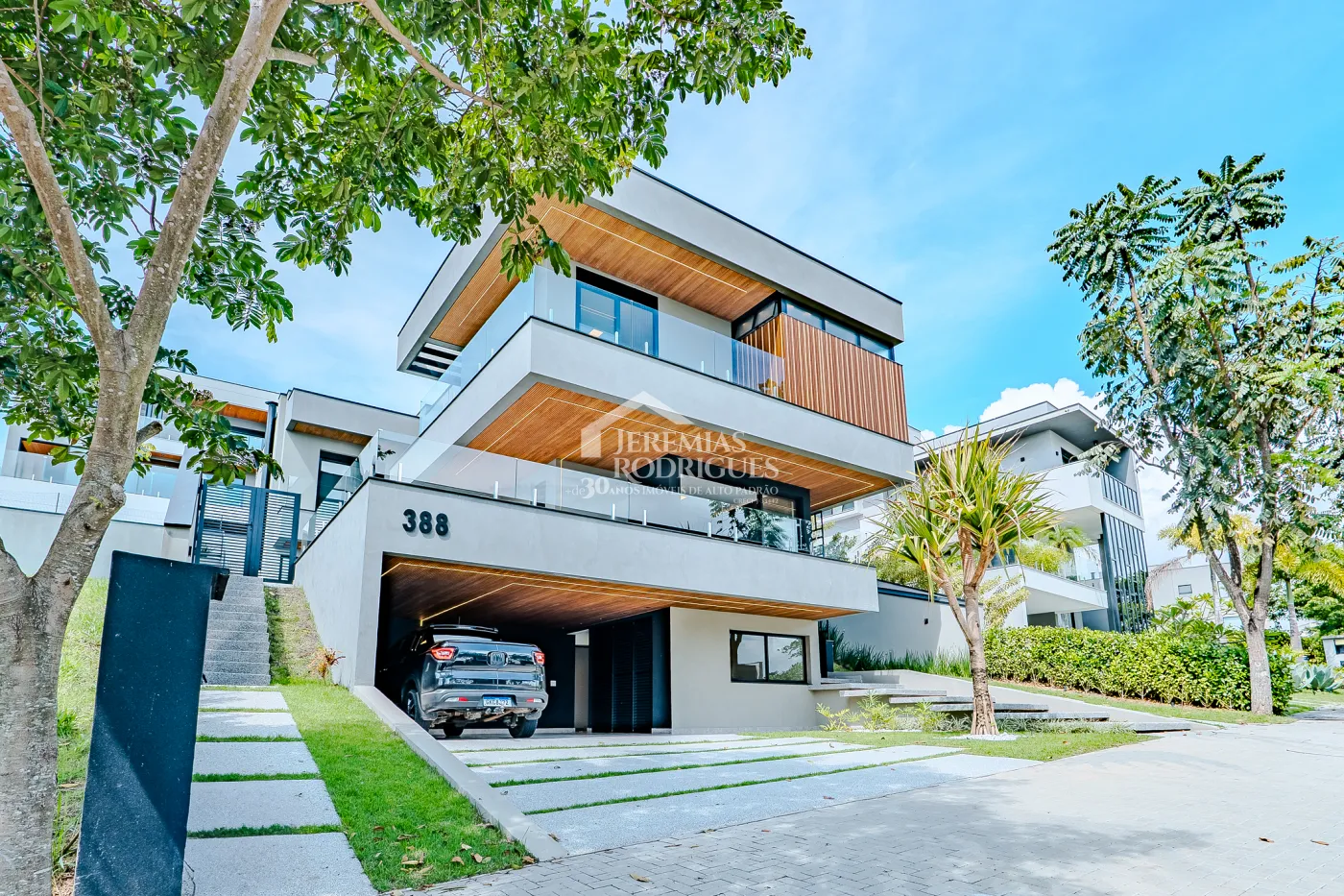 Casa à venda com 4 suítes no Condomínio Residencial Alphaville II em São José dos Campos/SP.
