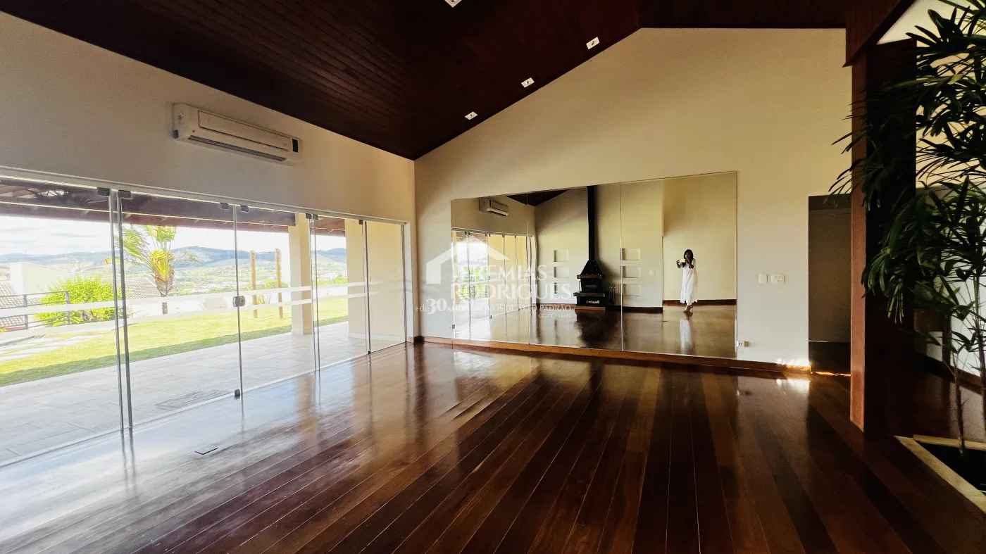 Casa para venda e locação com 4 suítes no Condomínio Chácaras Cataguá em Taubaté/SP