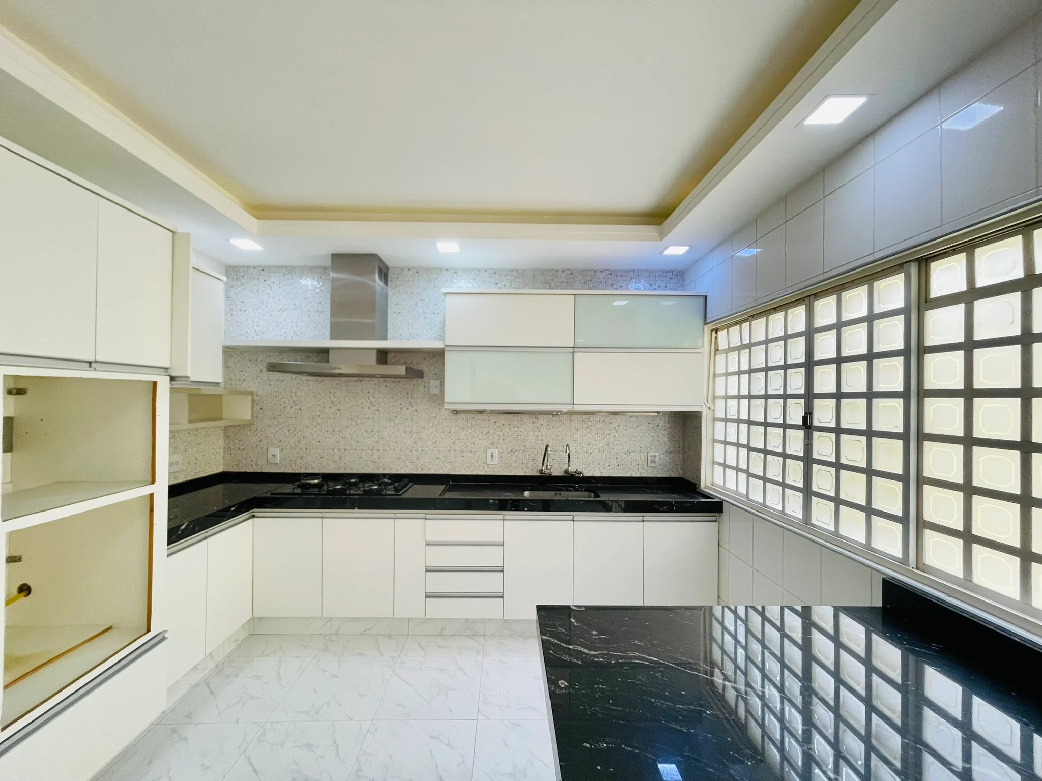 Casa à venda com 3 dormitórios no bairro Jardim das Nações em Taubaté/SP. 