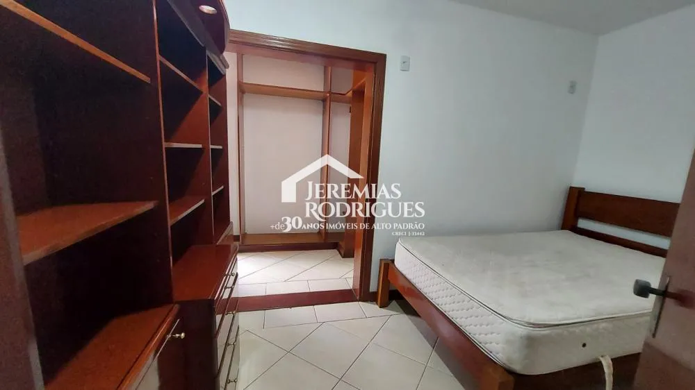 Casa térrea com 5 dorm - Condomínio Village Paineiras.