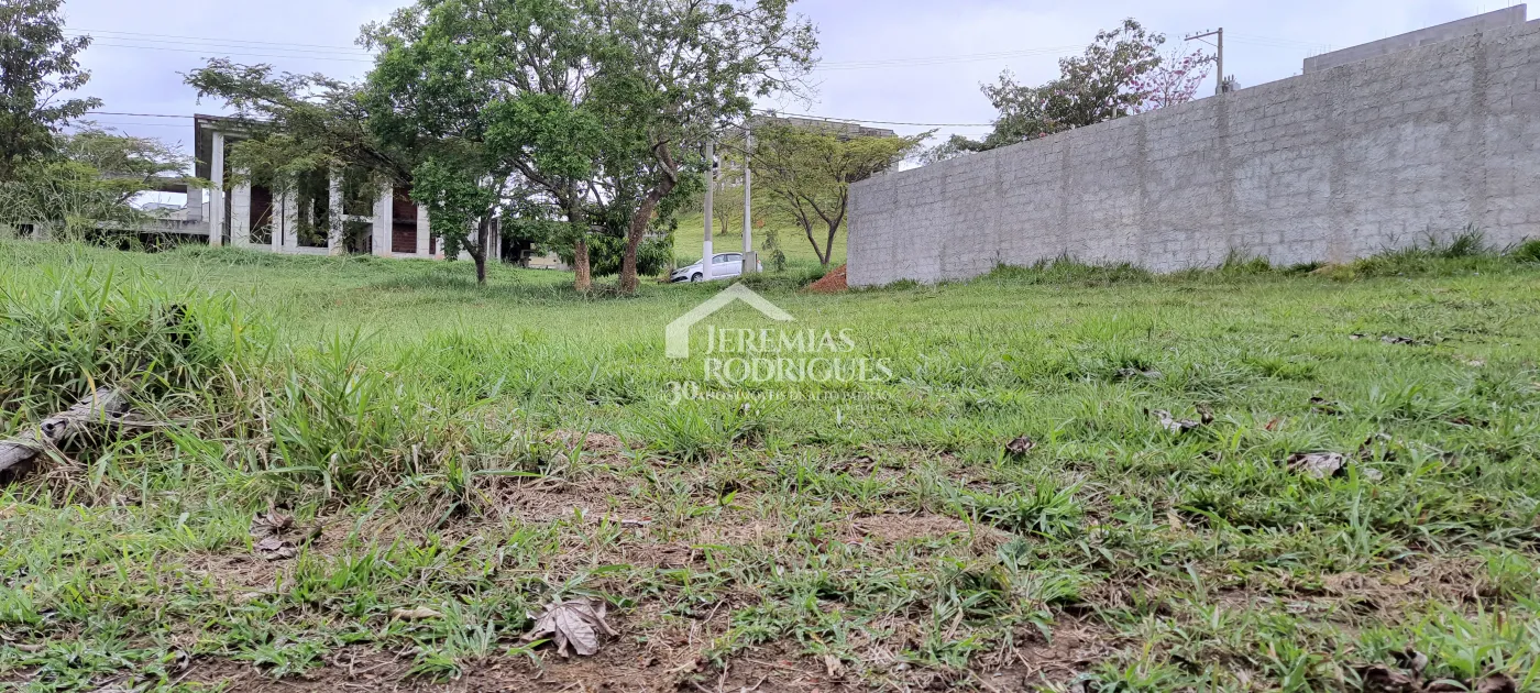 Terreno à venda com 635 m² no Condomínio Altos do Cataguá em Taubaté/SP.
