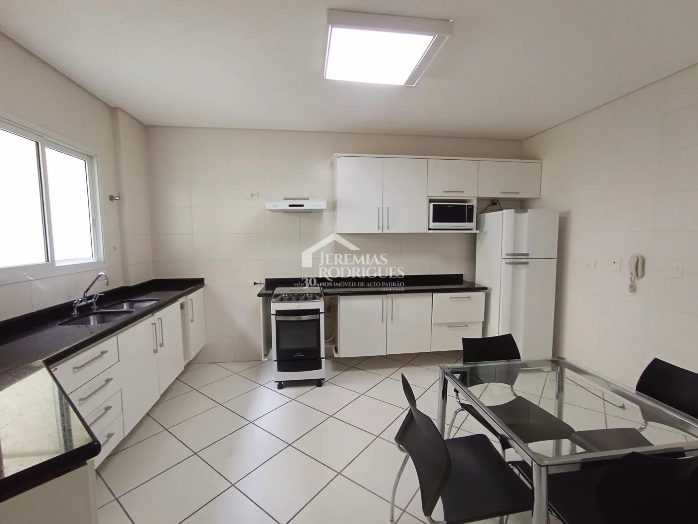 Apartamento duplex à venda com 4 suítes, 401 m² no Condomínio Chateau D Amboise em Campos do Jordão/SP.