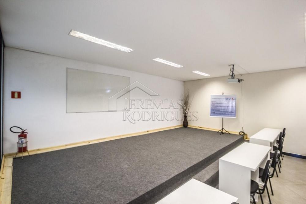 Prédio comercial à venda no Centro em Taubaté/SP. 