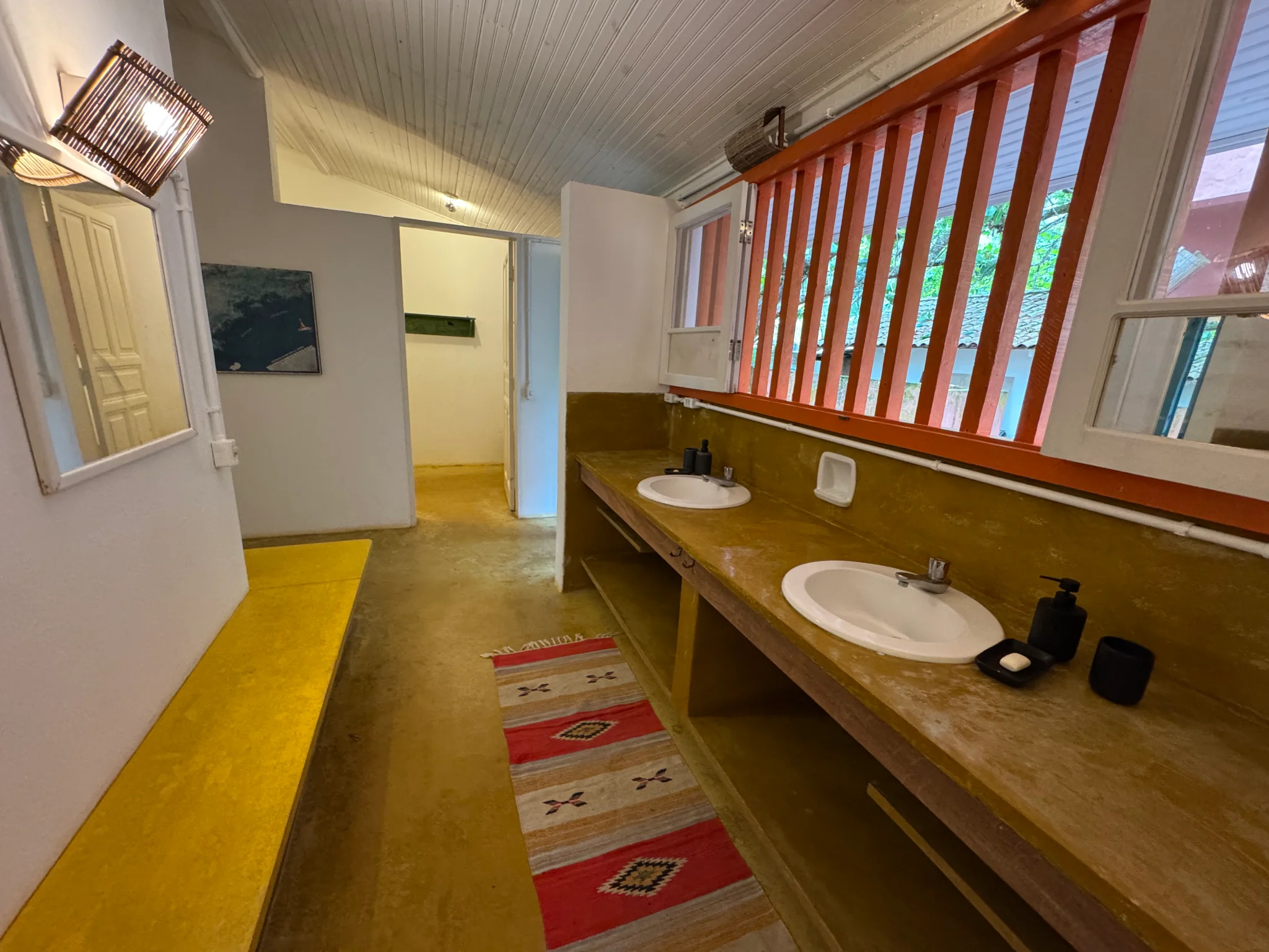 Casa à venda com 5 dormitórios na Praia Vermelha do Centro em Ubatuba/SP. 