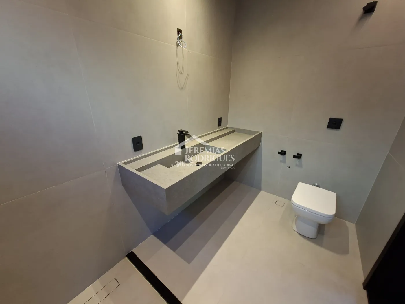 Casa à venda com 4 dormitórios, no Condomínio Parque da Mantiqueira em Santo Antônio do Pinhal/SP.