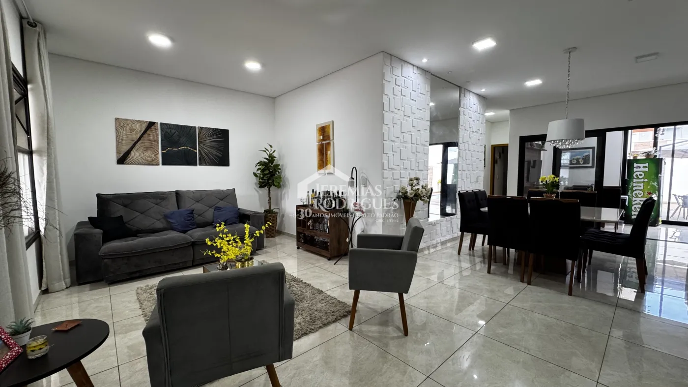 Casa à venda com 3 suítes no Condomínio Reserva dos Lagos em Pindamonhangaba/SP.