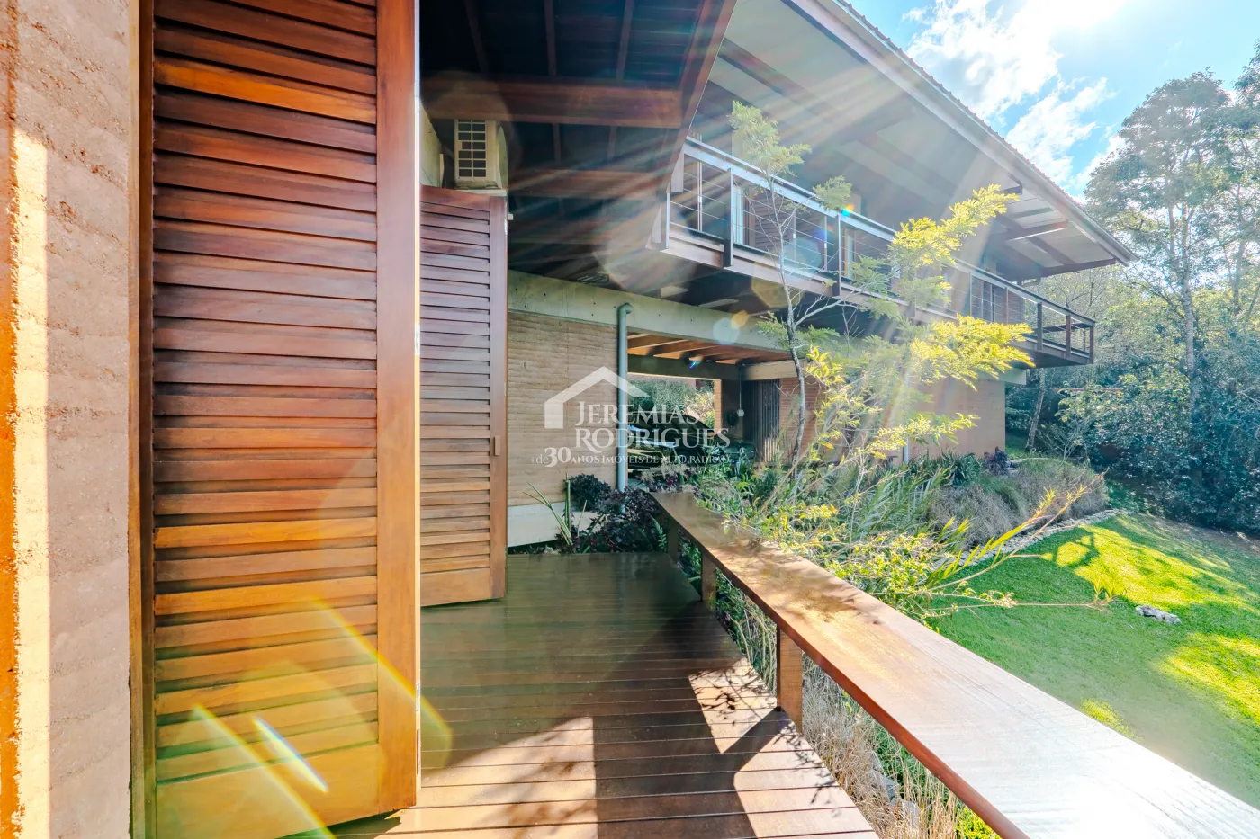 Mansão à venda com 4 suítes no Condomínio Parque da Mantiqueira em Santo Antônio do Pinhal/SP.