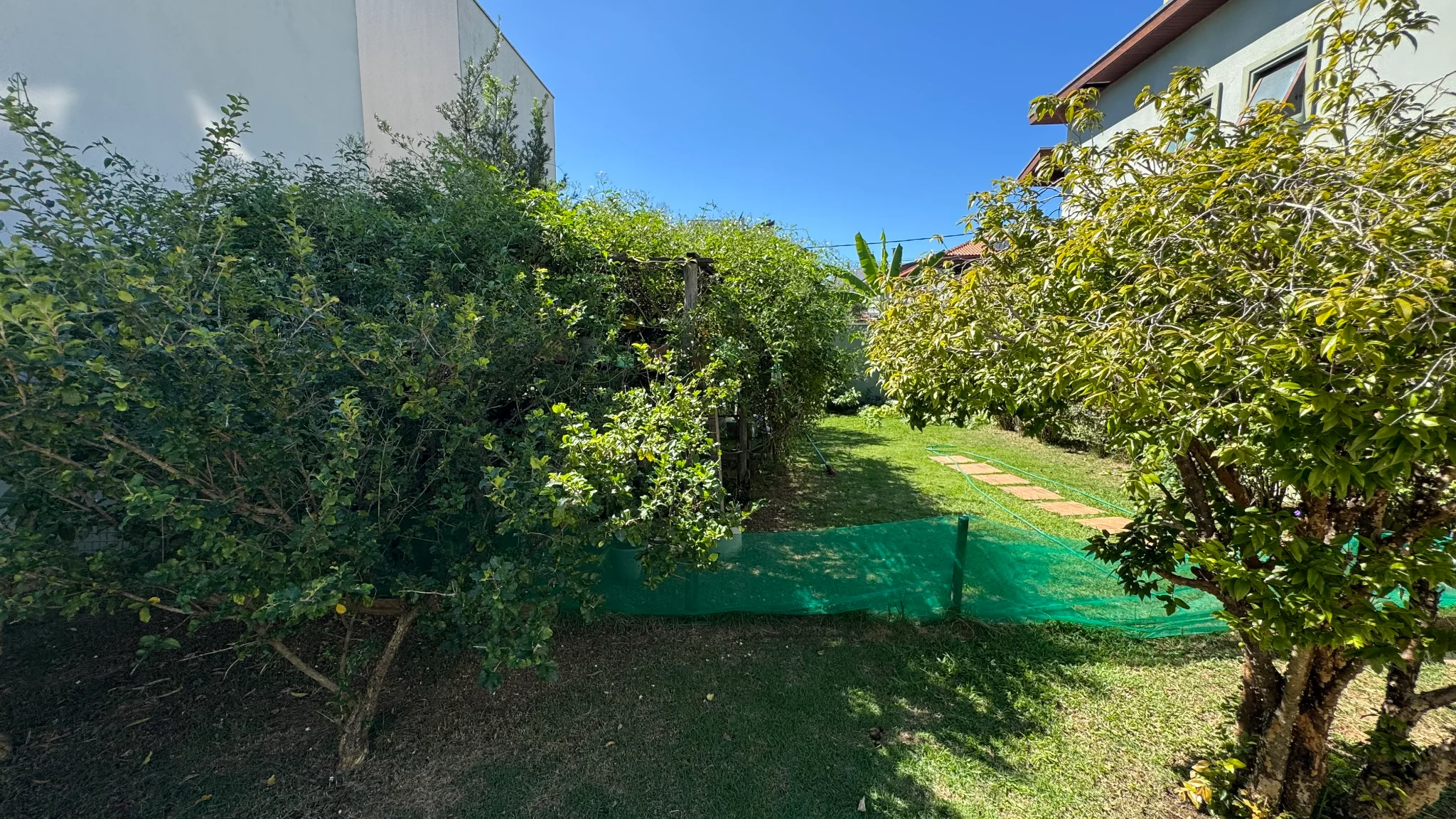 Casa e terreno á venda no Condomínio Campos do Conde III em Tremembé/SP.