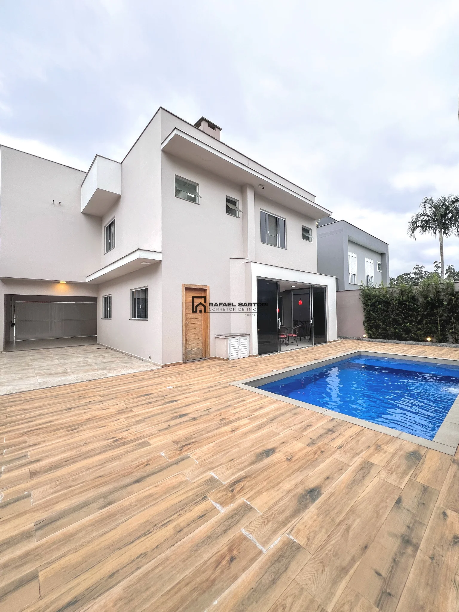 CASA COM 04 SUITES NO AMIZADE