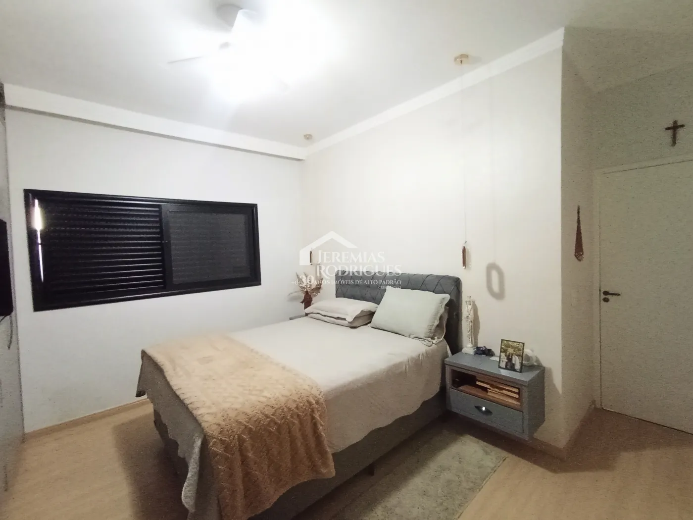 Casa à venda com 3 dormitórios no Condomínio Terras do Vale em Caçapava/SP.