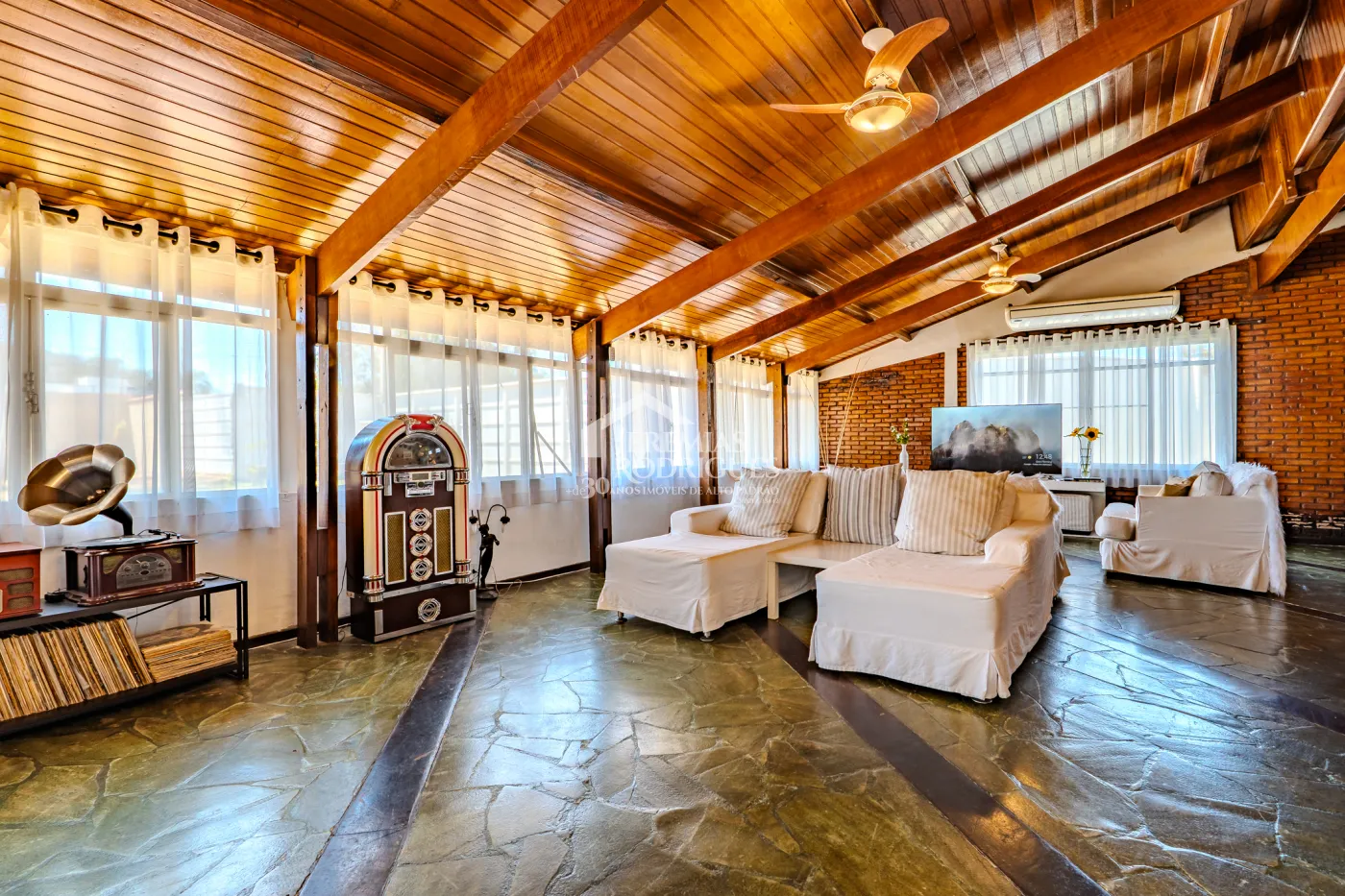 A Imobiliária Jeremias Rodrigues Imóveis de Alto Padrão disponibiliza para venda essa casa no Condomínio Morada do Visconde em Tremembé/SP.