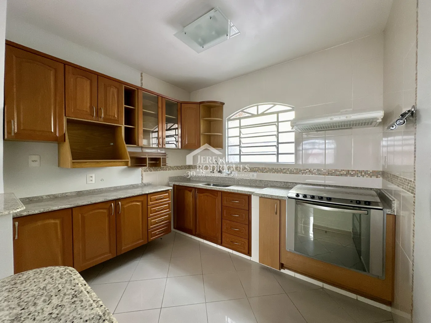 Casa para locação com 3 dormitórios no bairro Jardim Garcez em Taubaté/SP. 