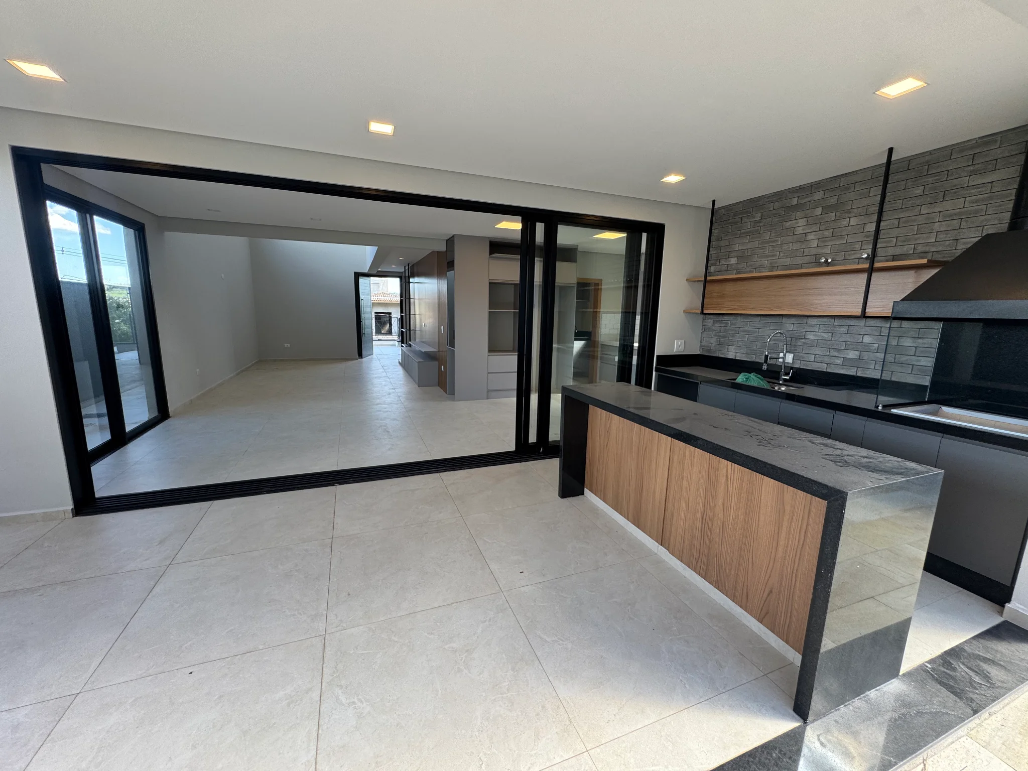 Casa à venda com 3 suítes no Condomínio Cataguá Way em Taubaté/SP.