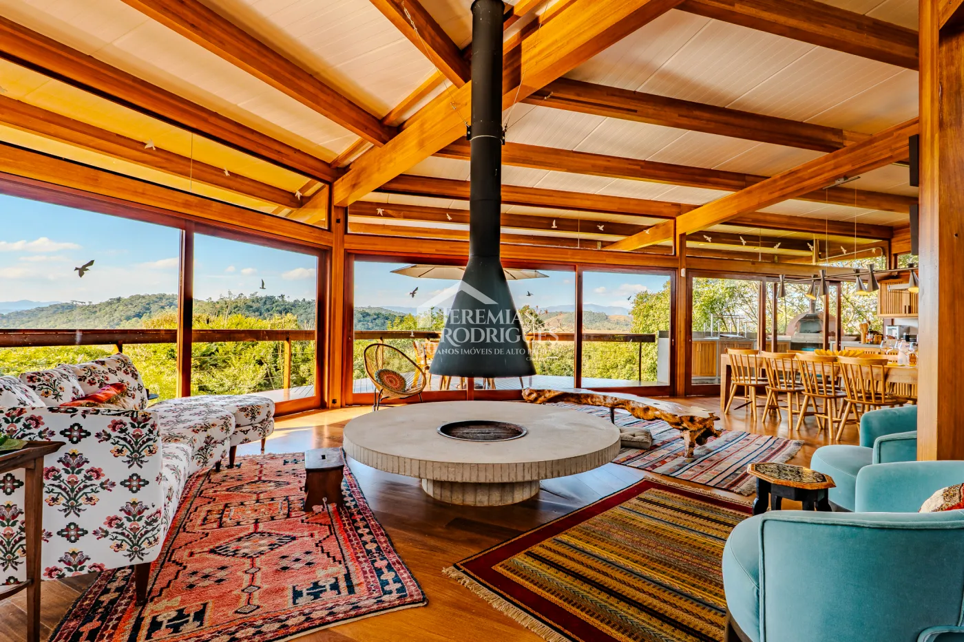 Mansão à venda com 4 suítes no Condomínio Parque da Mantiqueira em Santo Antônio do Pinhal/SP.