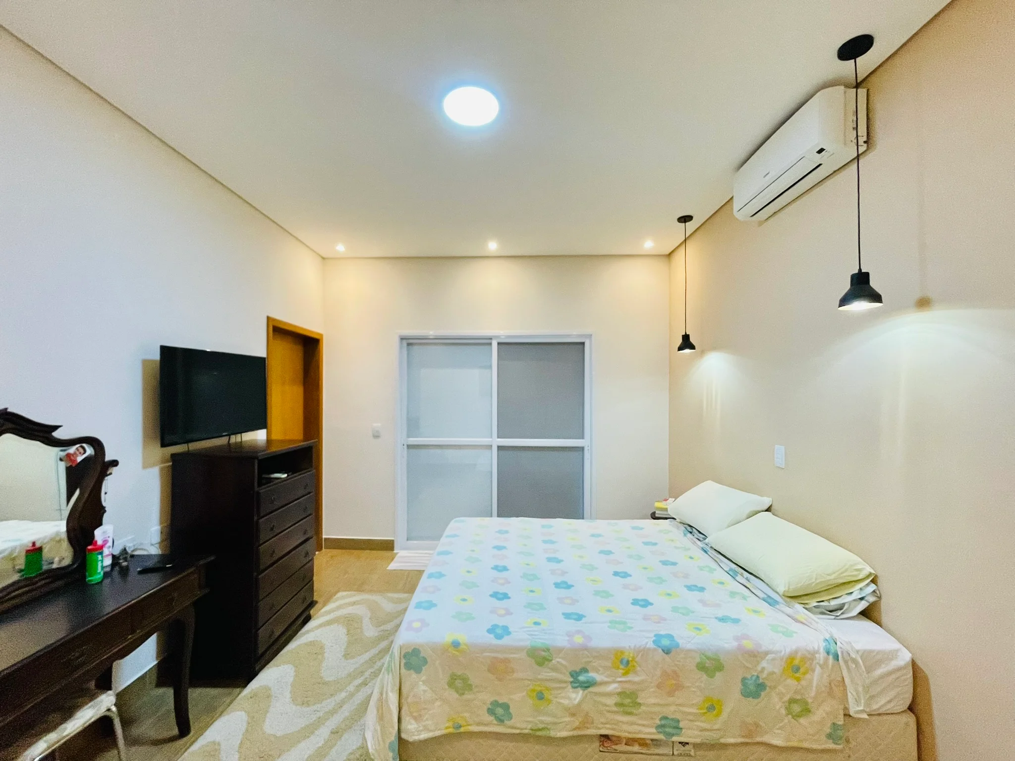 Casa à venda com 4 dormitórios no Condomínio Jardim Oásis em Taubaté/SP. 