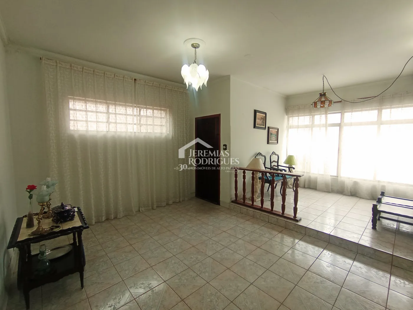 Casa para venda e locação no bairro Jardim Eulária em Taubaté/SP.