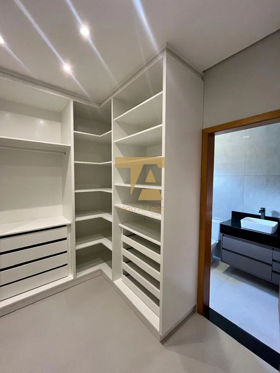 Casa Térrea com 3 Suítes e Fachada Contemporânea – Condomínio Pérola do Vale, Tremembé/SP