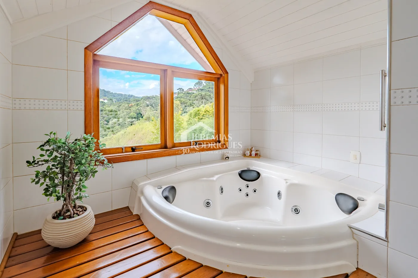 Casa assobradada à venda com 3 dormitórios no Condomínio Aldeia Austríaca em Campos do Jordão/SP.