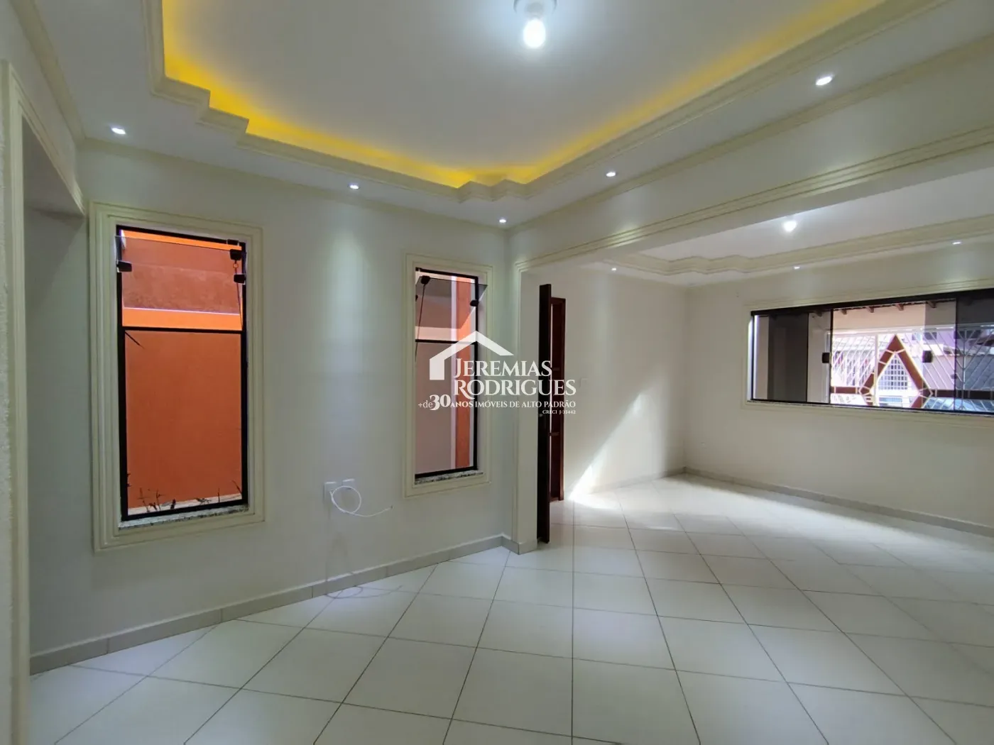 Casa à venda com 4 dormitórios no bairro Alto do Cardoso em Pindamonhangaba/SP.