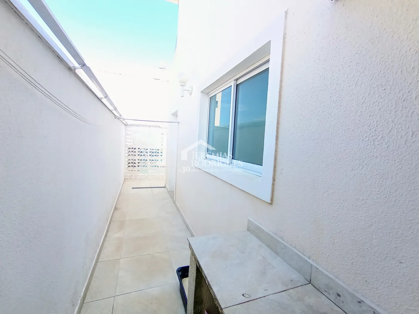 Casa assobradada com 3 suítes - Condomínio Jardim Oásis - Taubaté/SP.