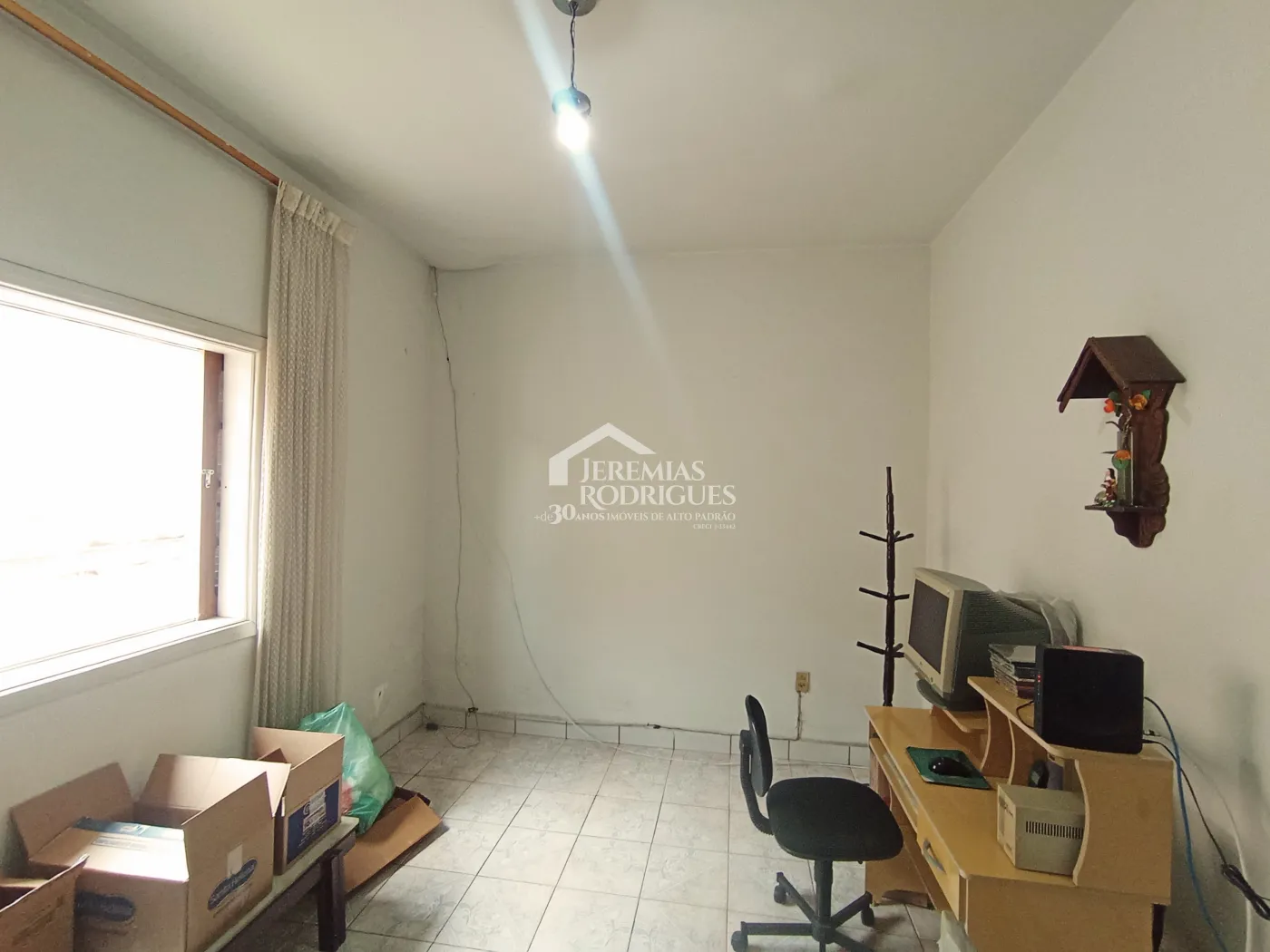 Casa para venda e locação no bairro Jardim Eulária em Taubaté/SP.