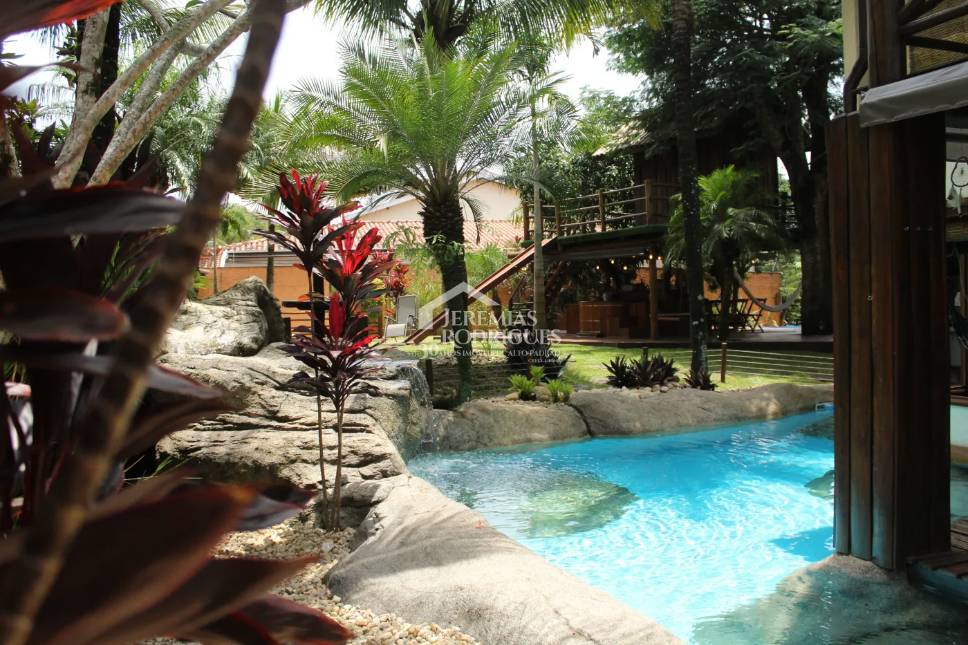 Casa para venda e locação com 5 dormitórios no Condomínio Taubaté Village em Taubaté/SP.