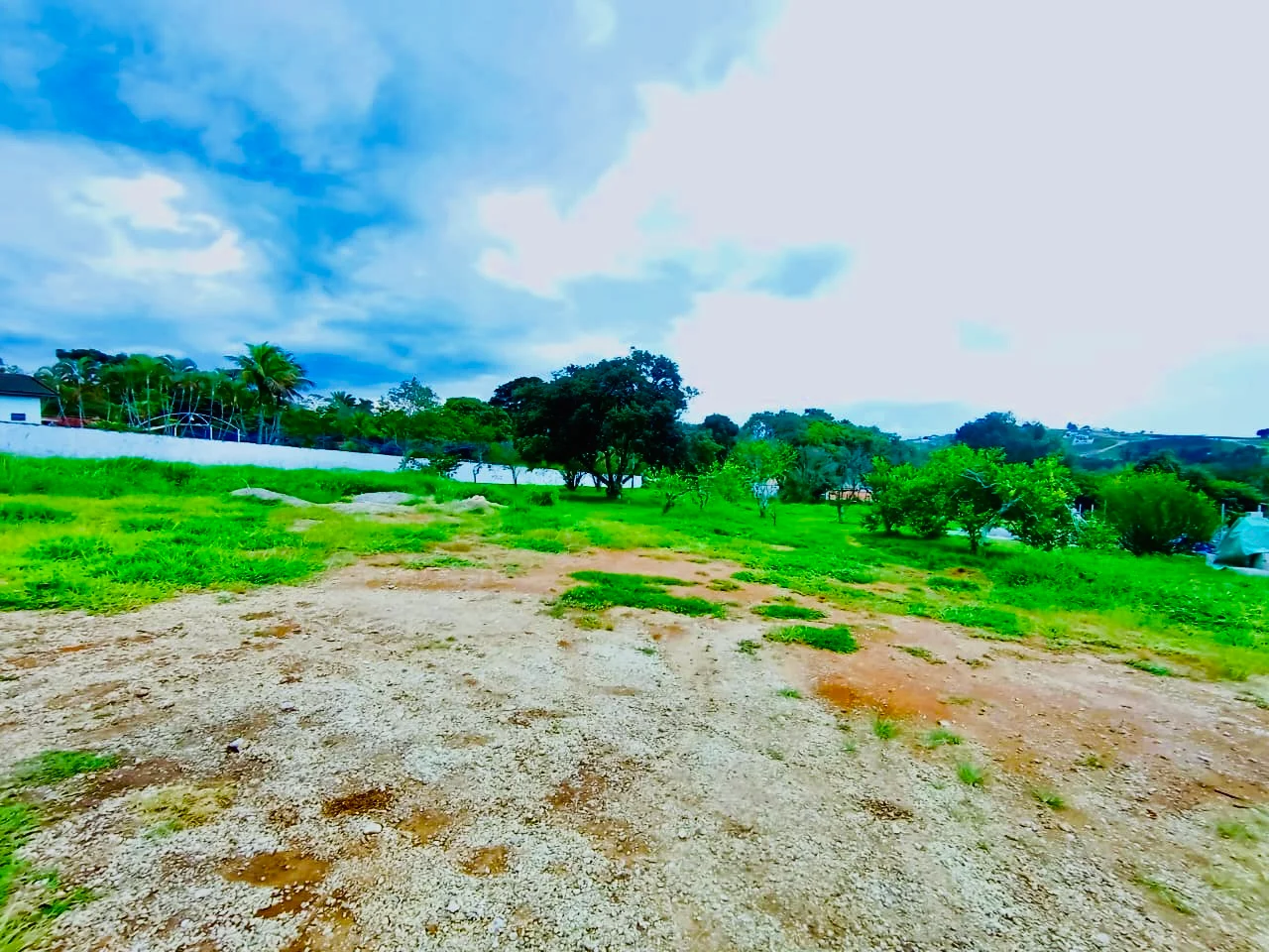 Terreno à venda com 2.500 m² no Condomínio Chácaras Cataguá em Taubaté/SP. 