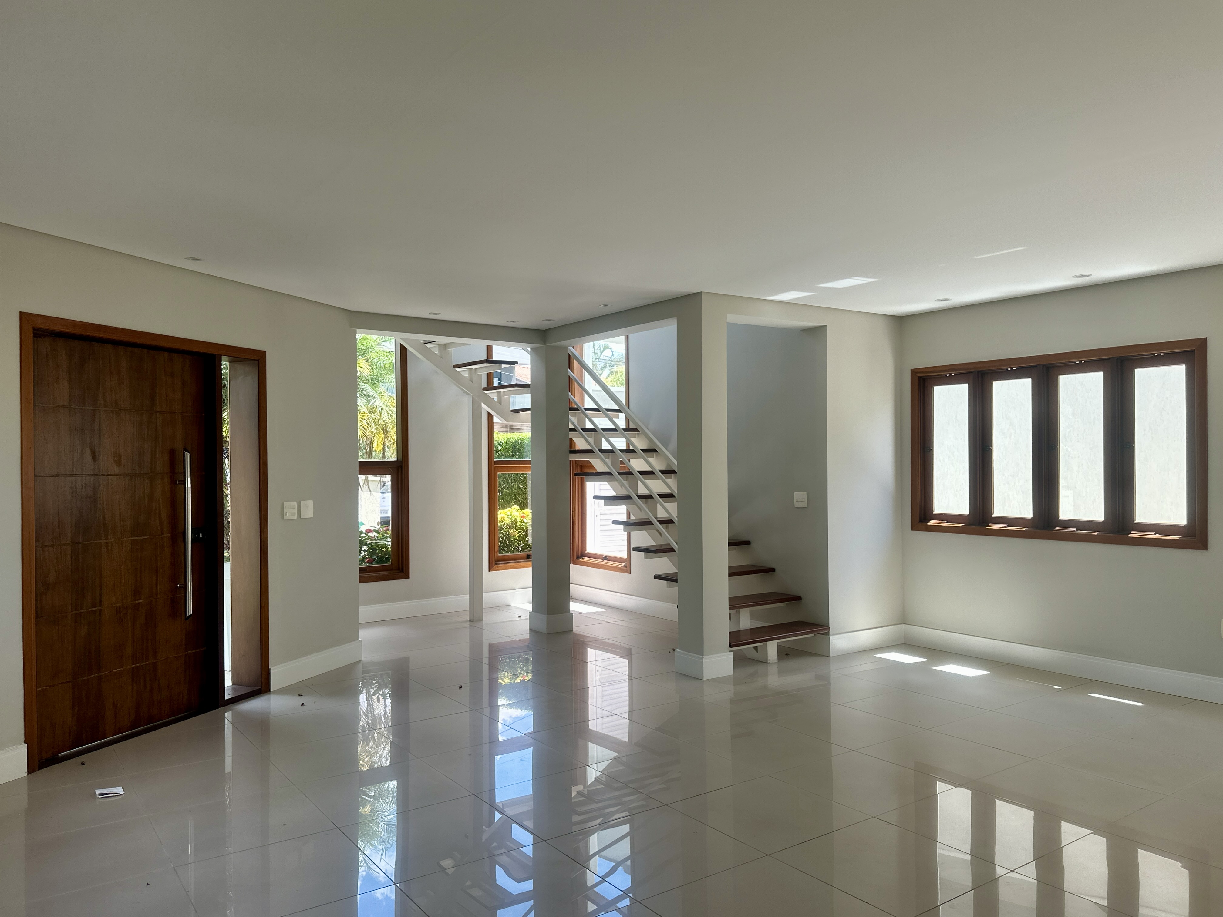 Casa para locação com 3 suítes no Condomínio Taubaté Village em Taubaté/SP. 