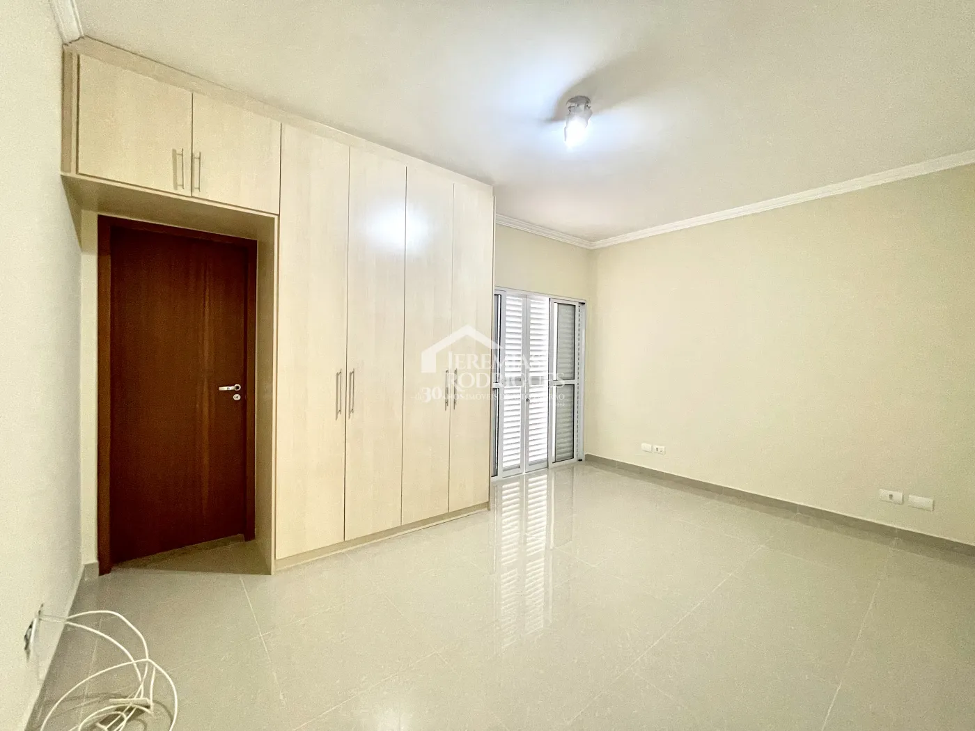 Casa para locação com 3 suítes no Condomínio Campos do Conde III em Tremembé/SP. 