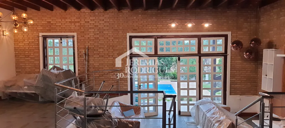 A Imobiliária Jeremias Rodrigues Imóveis de Alto Padrão disponibiliza para venda e locação essa casa no Condomínio Chácaras Cataguá em Taubaté/SP.