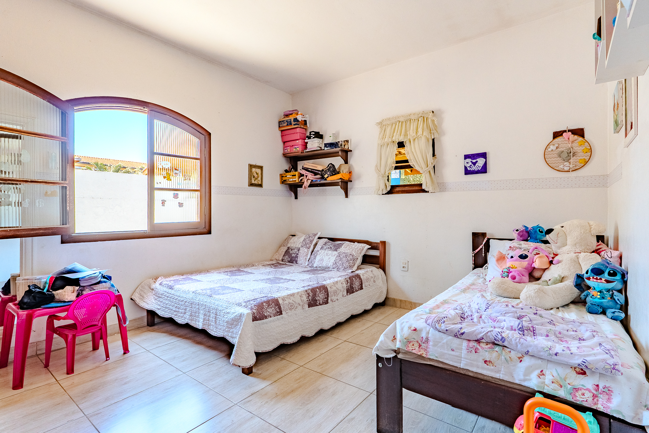 Casa à venda com 4 dormitórios no Condomínio Village Paineiras em Pindamonhangaba/SP.