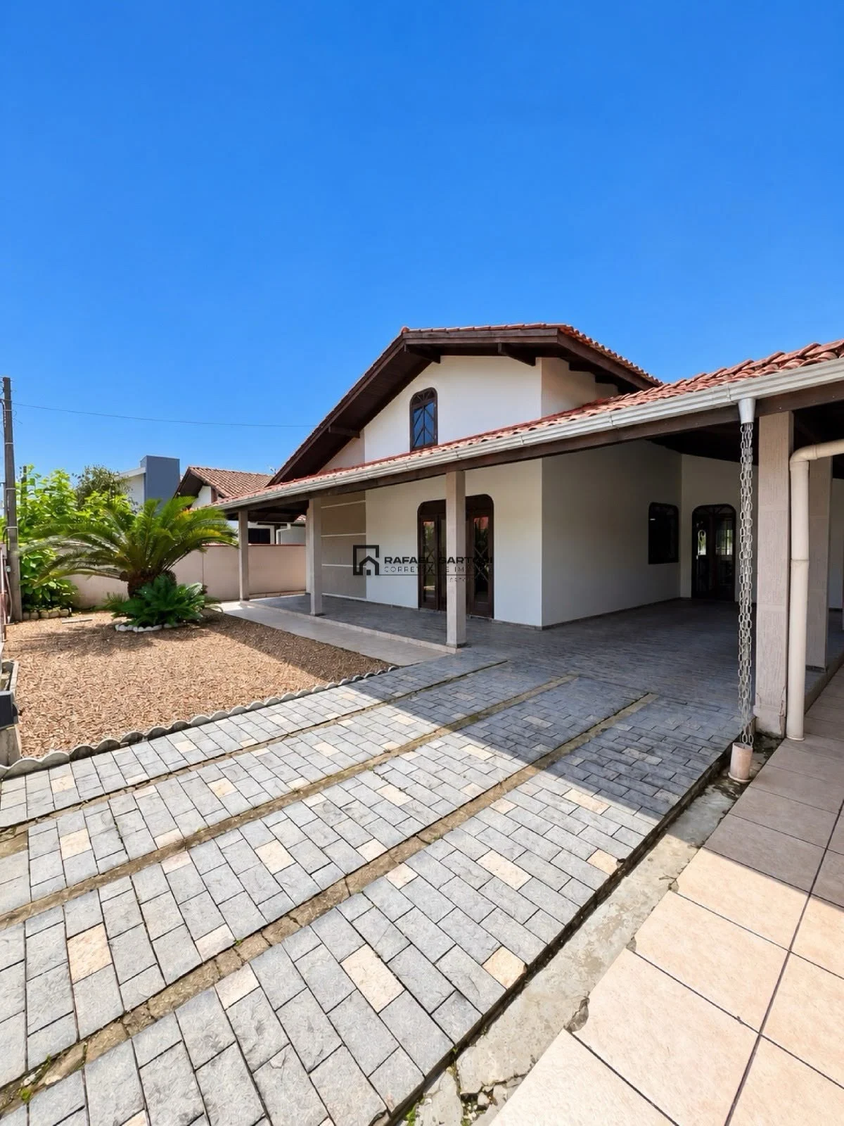 CASA COM 05 QUARTOS BAIRRO CENTENÁRIO