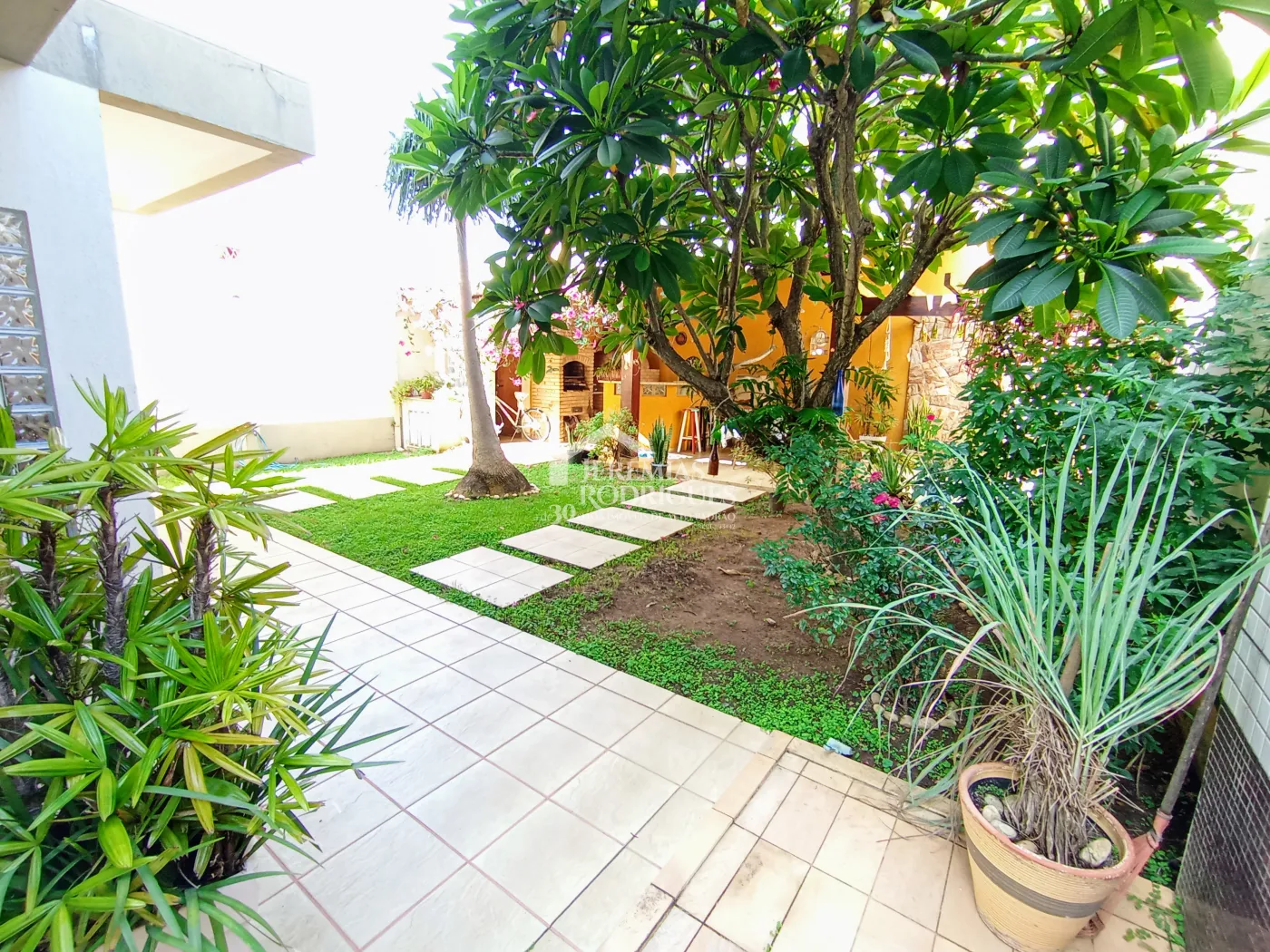 Casa assobradada à venda com 3 suítes no Condomínio Fortaleza em Taubaté/SP.