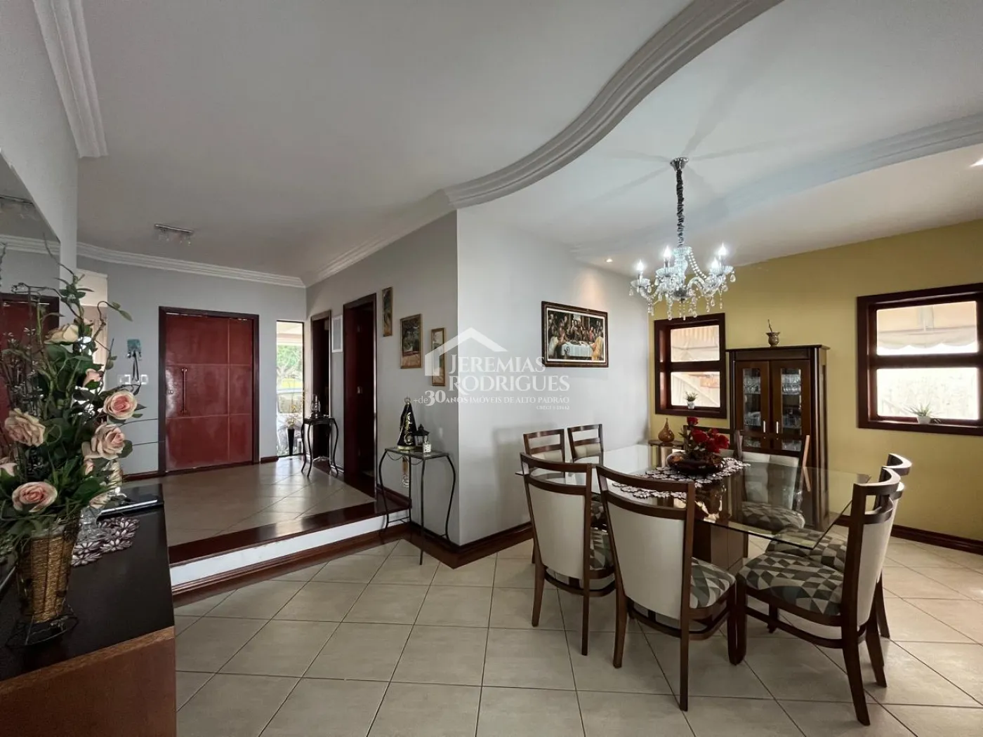 Casa à venda com 4 suítes no Condomínio Taubaté Village em Taubaté/SP.