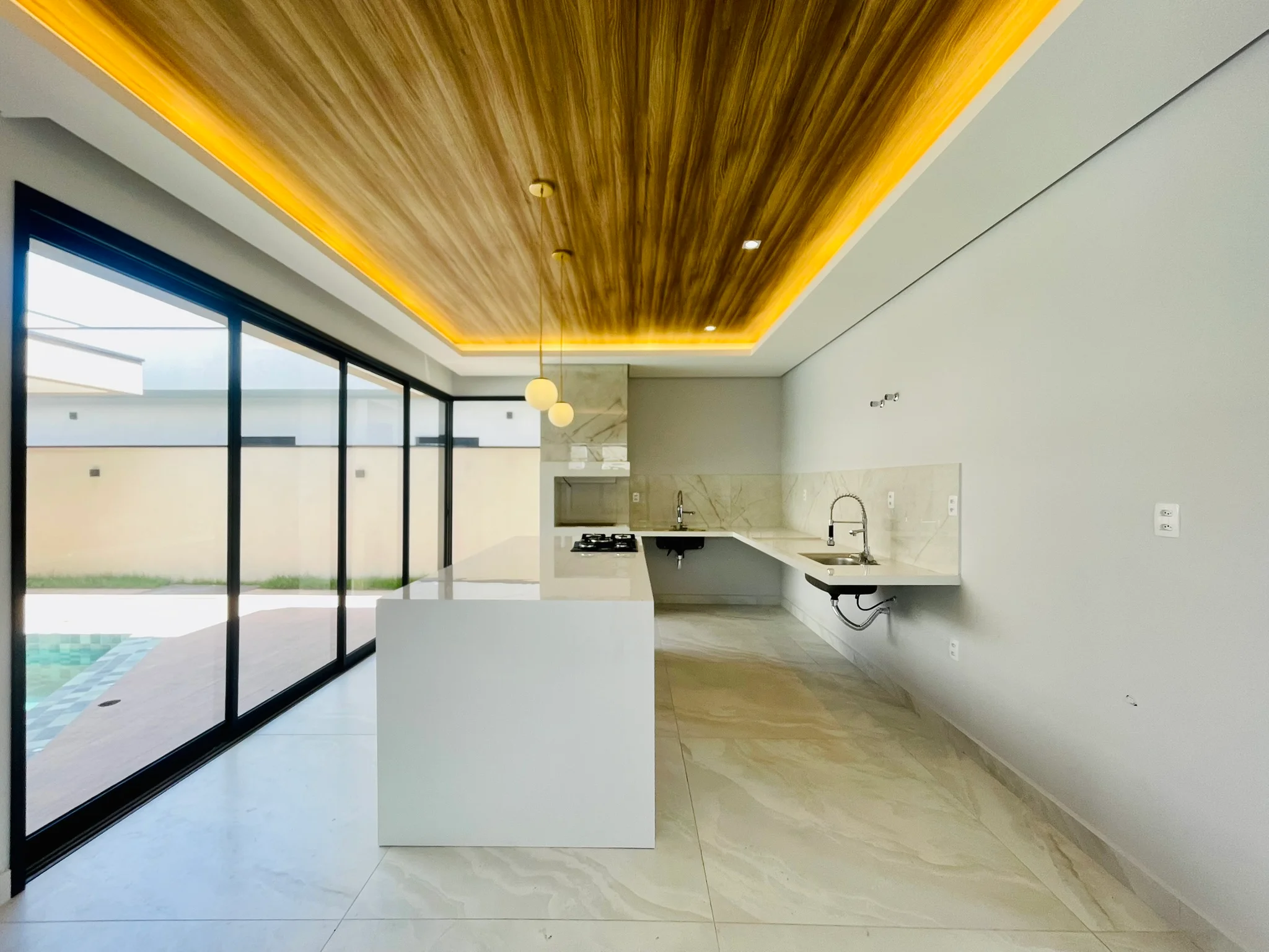 Casa para venda e locação com 3 dormitórios no Condomínio Terras do Vale em Caçapava/SP. 