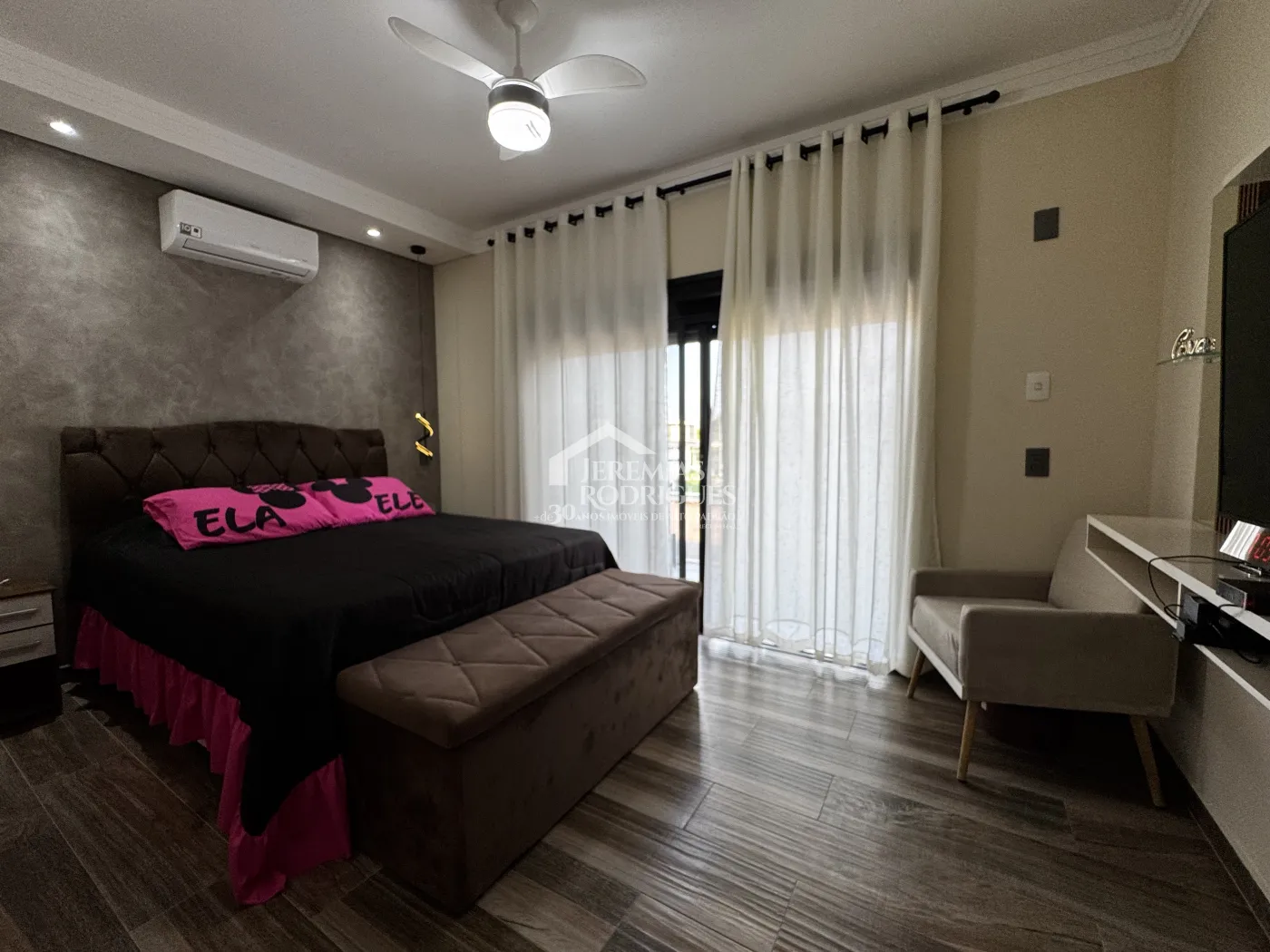 Casa com 3 dormitórios, 267 m² - Condomínio Parque das Araucárias - Tremembé/SP.