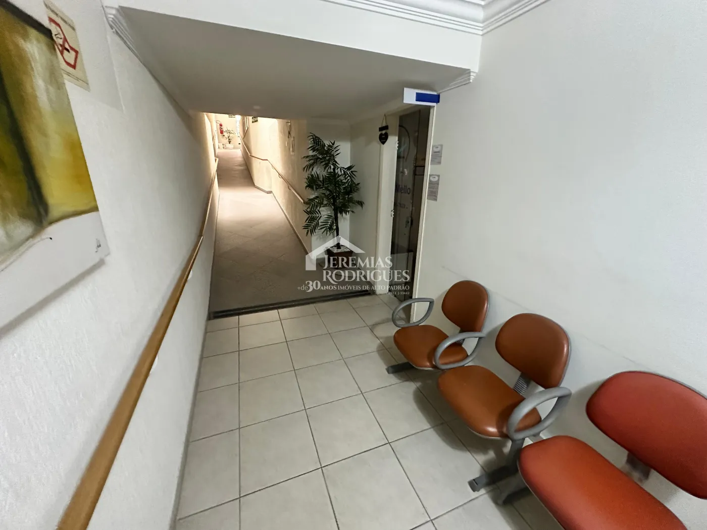 Sala comercial para locação com 34 m² no Centro de Pindamonhangaba/SP.