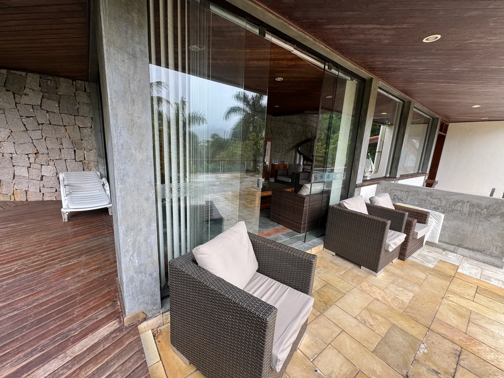 Casa à venda com 5 dormitórios no Condomínio Ponta das Toninhas em Ubatuba/SP. 