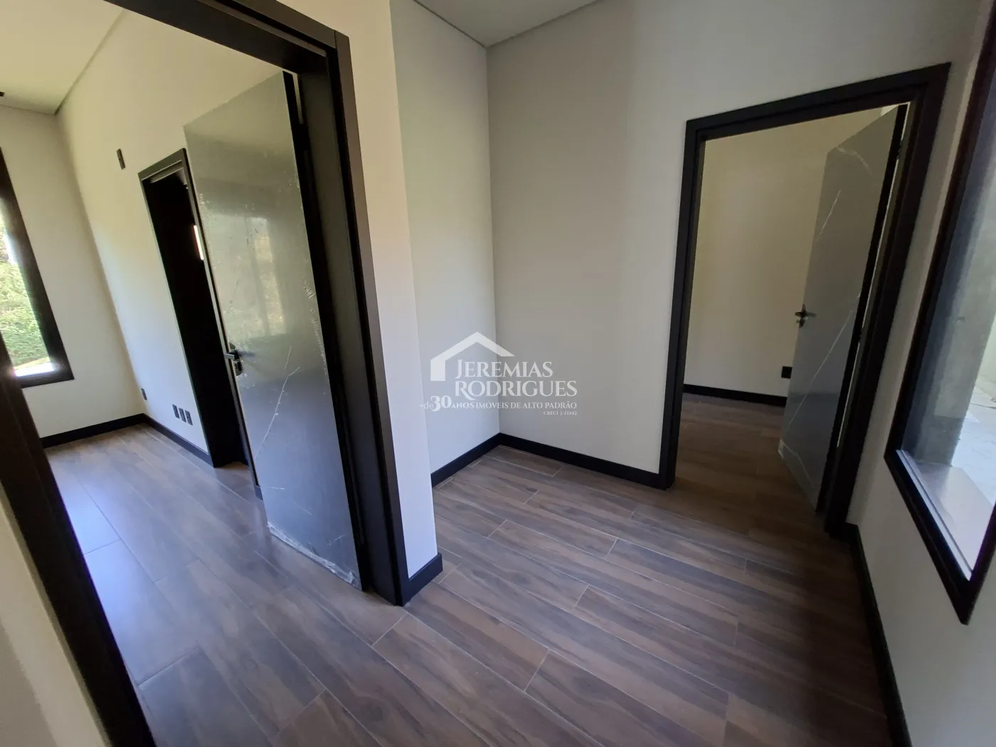 Casa à venda com 4 dormitórios, no Condomínio Parque da Mantiqueira em Santo Antônio do Pinhal/SP.