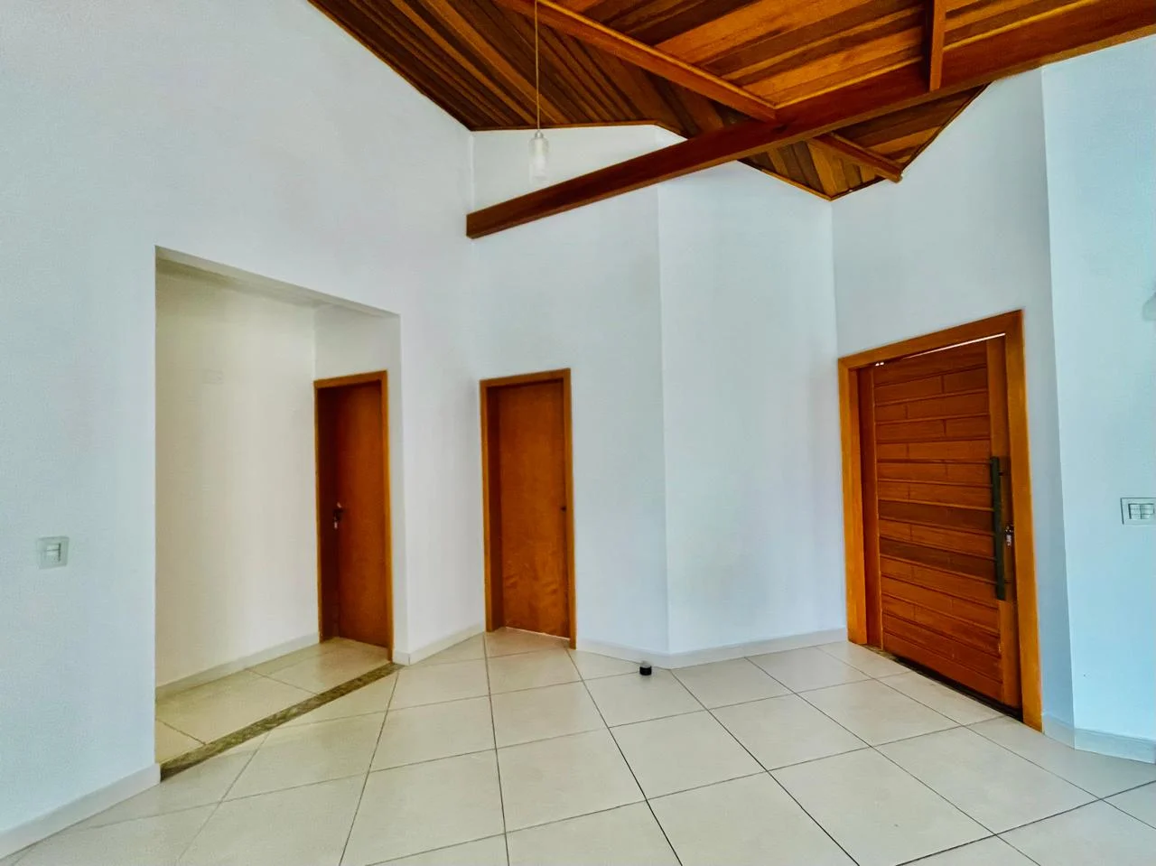 Casa para locação e venda no Condomínio Real Ville em Pindamonhangaba/SP.