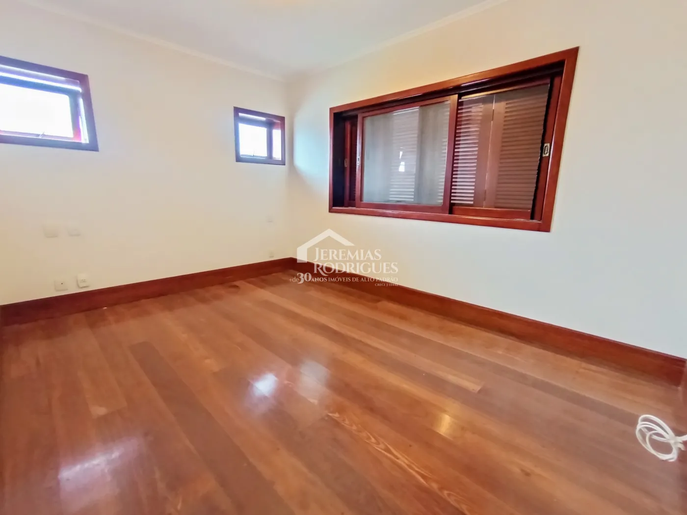 Casa à venda e locação com 4 suítes no Condomínio Colonial Village I em Pindamonhangaba/SP.