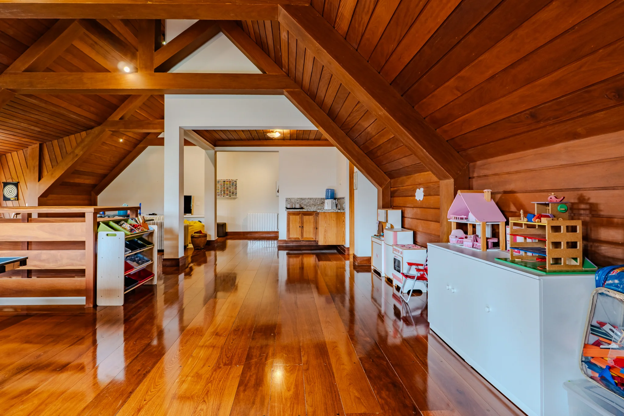 Casa à venda com 7 suítes no Condomínio Vila Simonsen em Campos do Jordão/SP. 