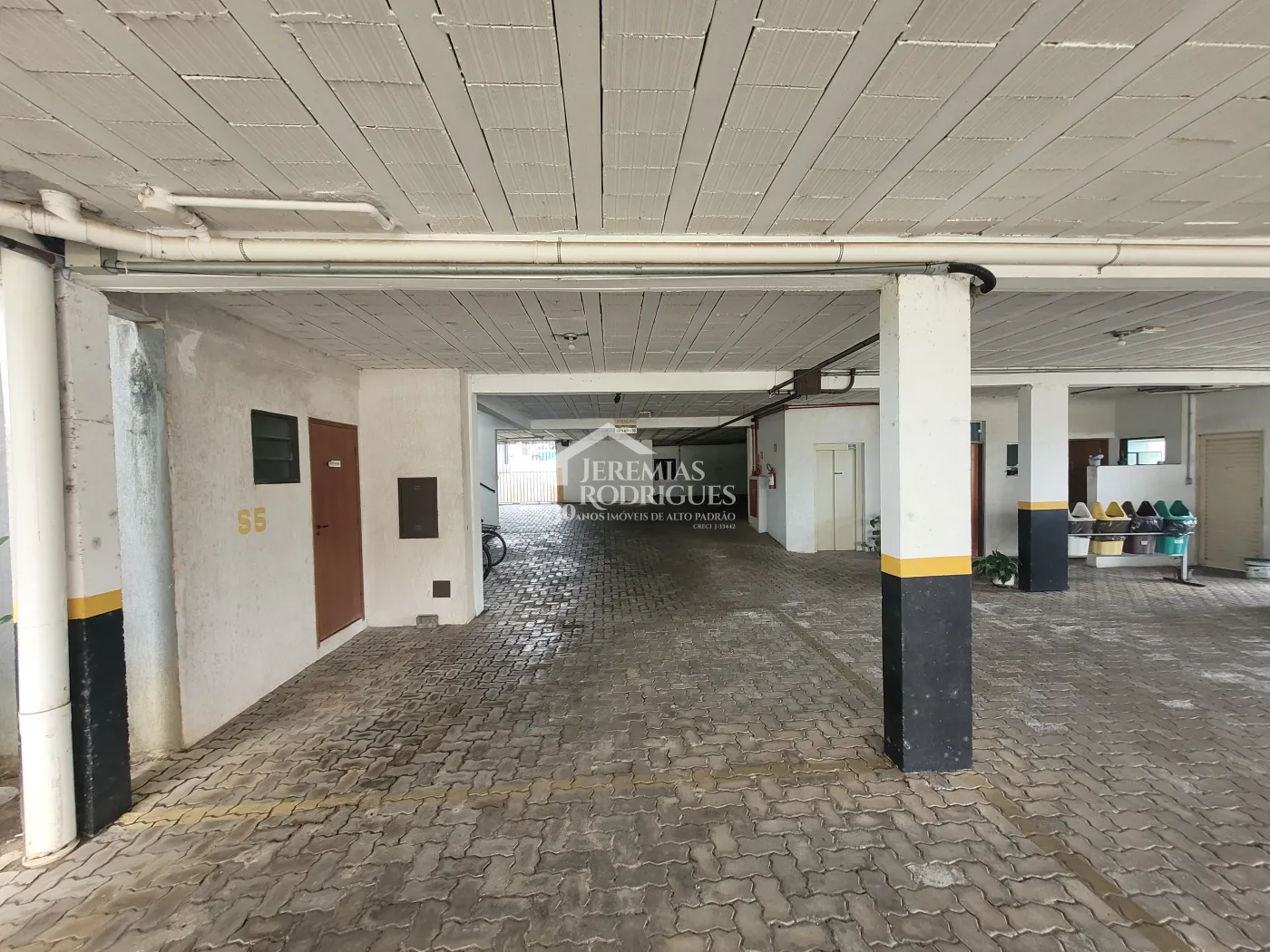 Três salas comerciais com 300 m² no Edifício Village Coworking em Pindamonhangaba/SP.