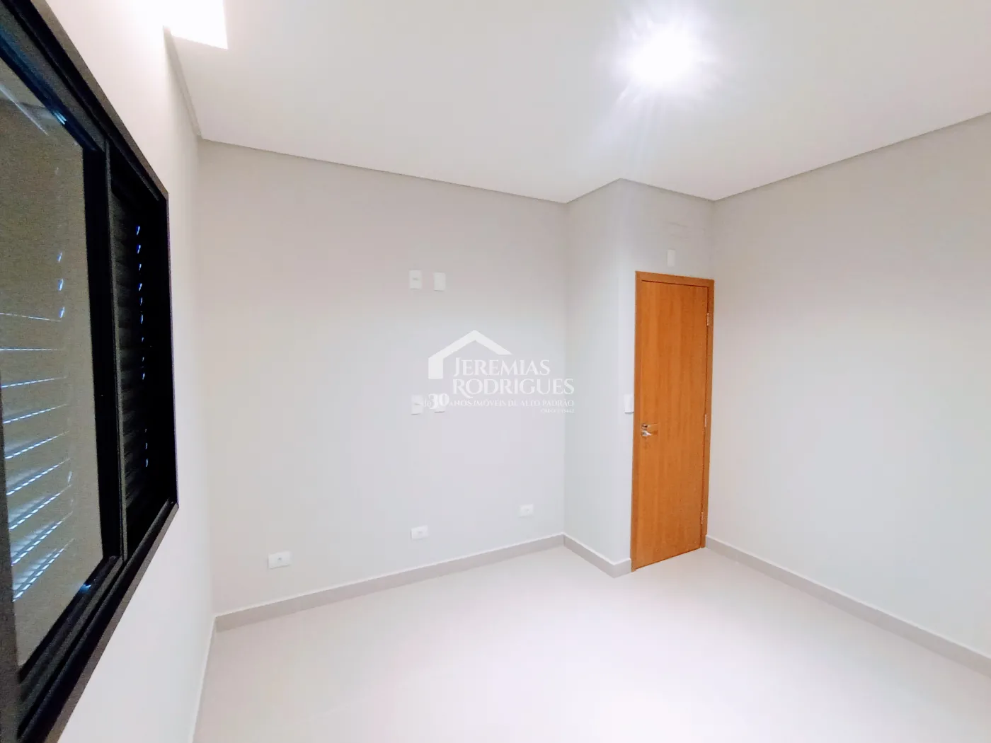 Casa à venda com 3 dormitórios no Condomínio Malibu em Caçapava/SP.