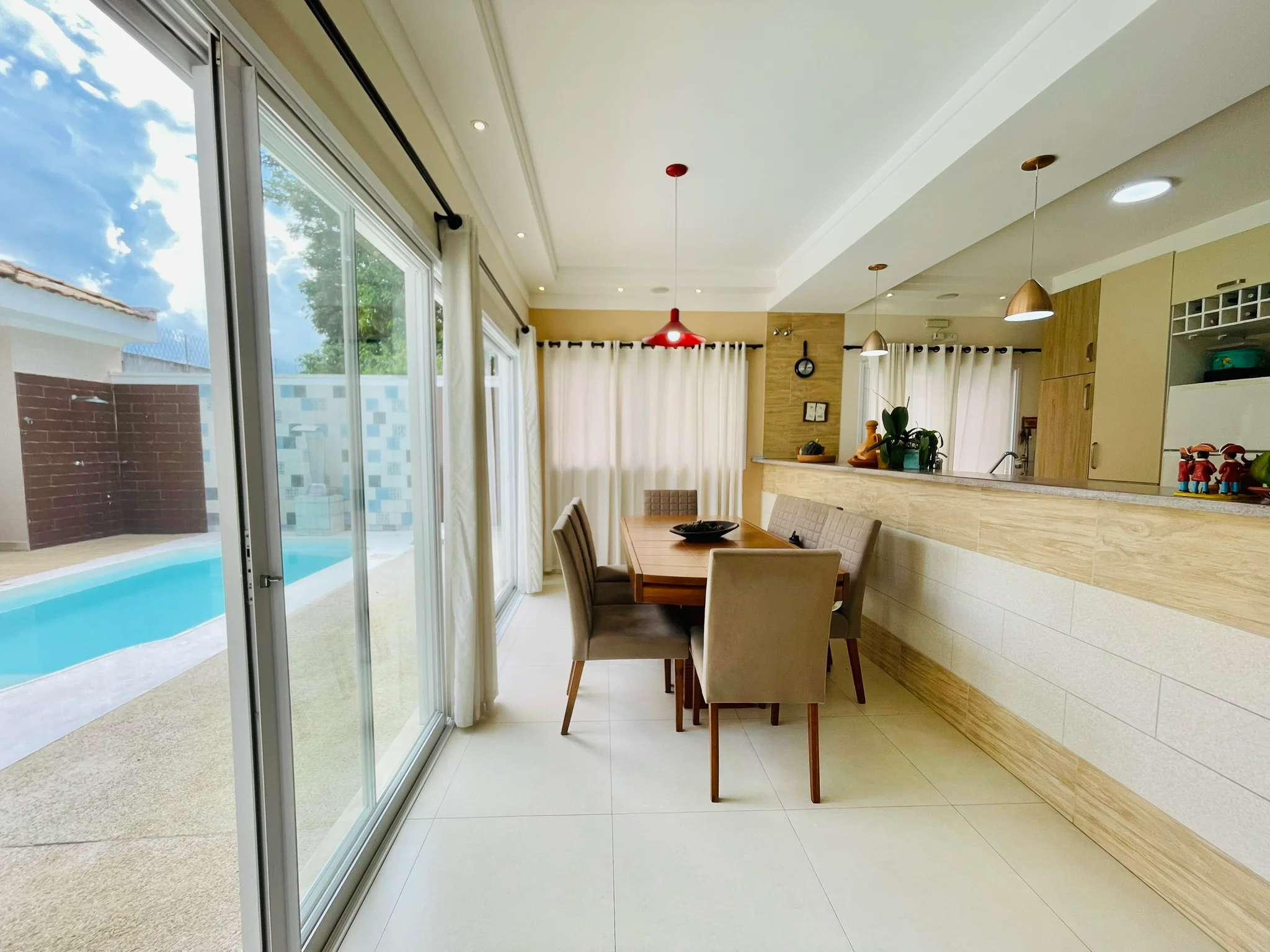 Casa à venda com 4 dormitórios no Condomínio Jardim Oásis em Taubaté/SP. 