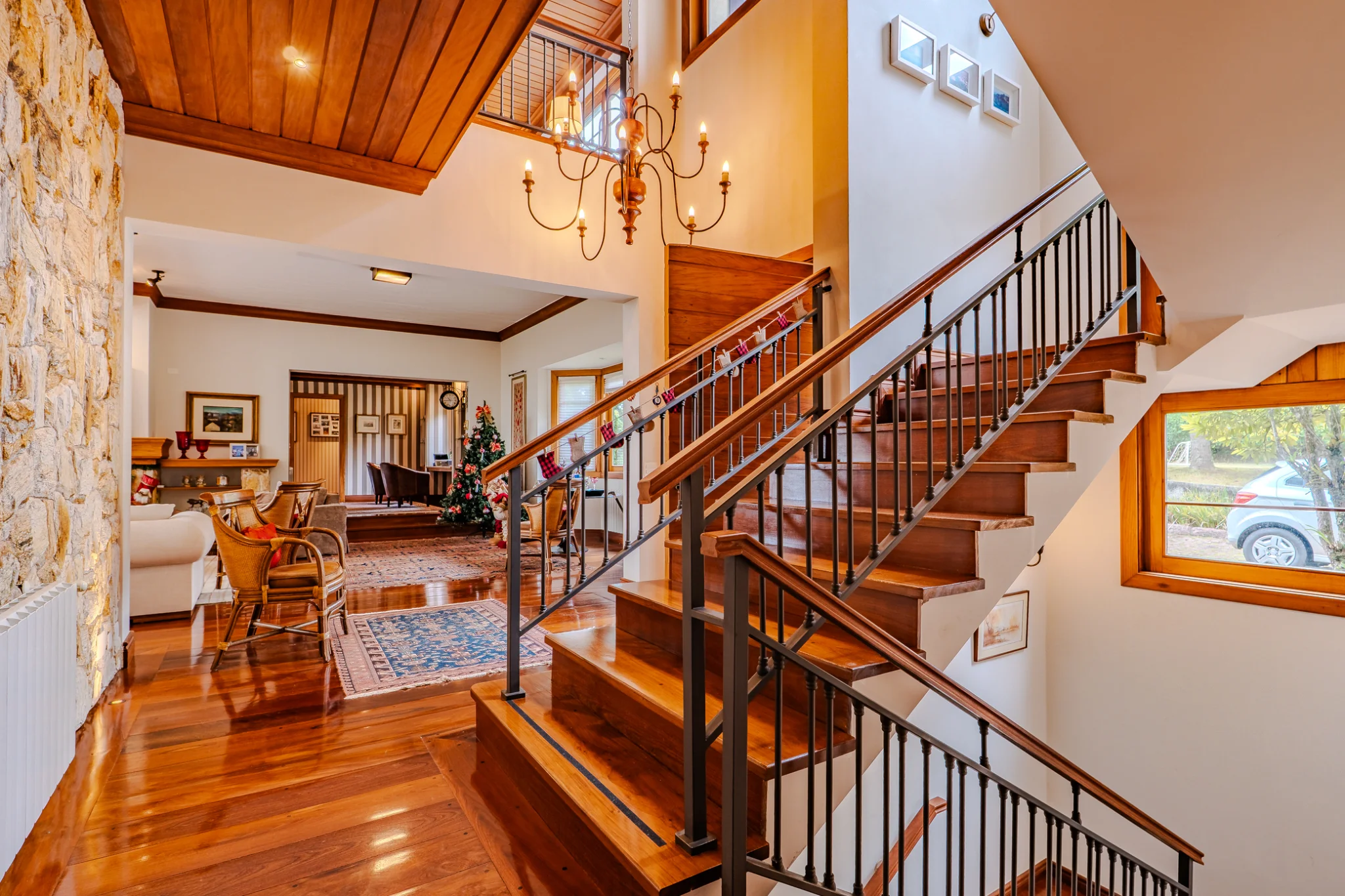 Casa à venda com 7 suítes no Condomínio Vila Simonsen em Campos do Jordão/SP. 