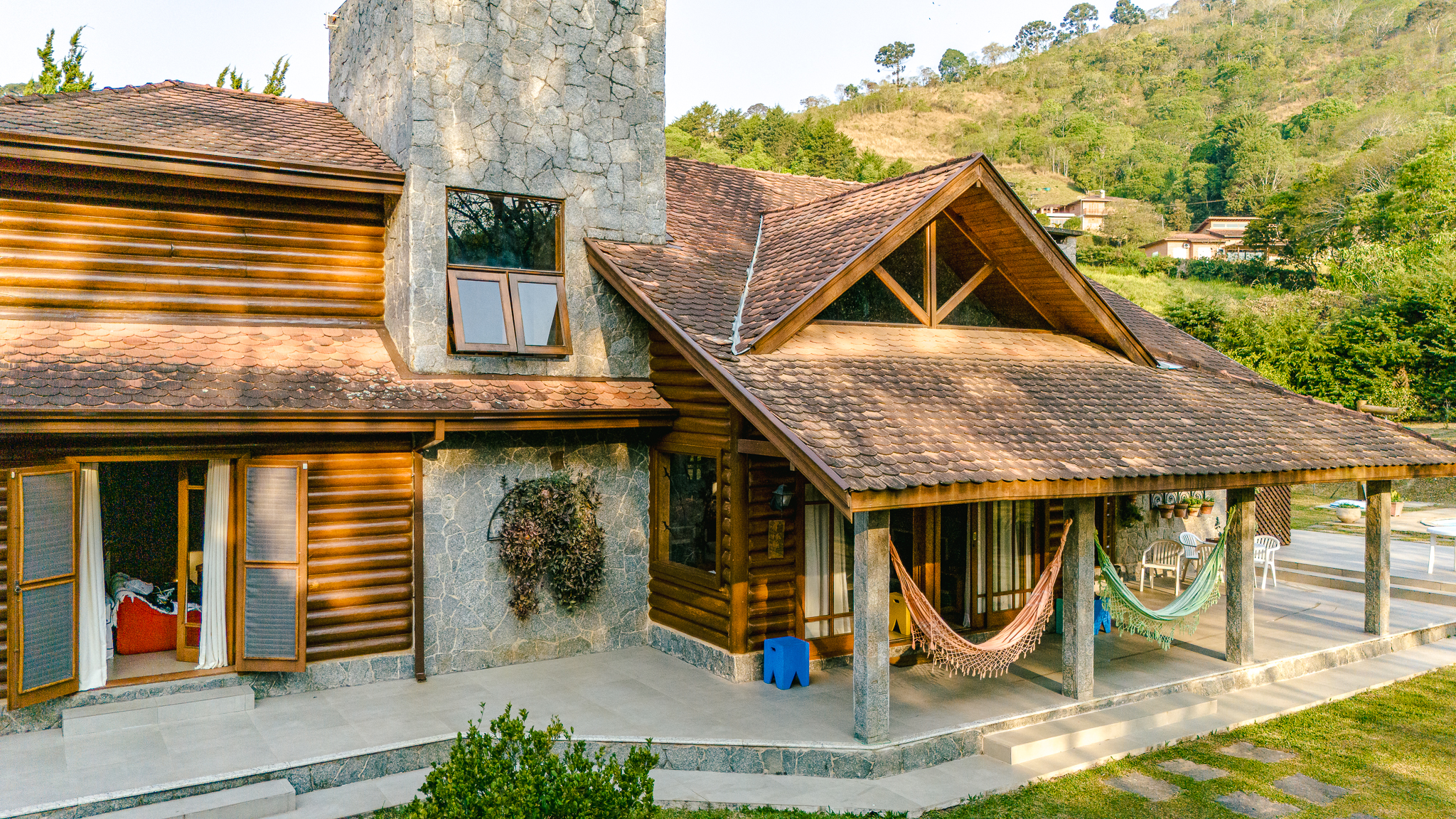 Casa à venda com 4 suítes no Condomínio Country Club em Santo Antônio do Pinhal/SP.