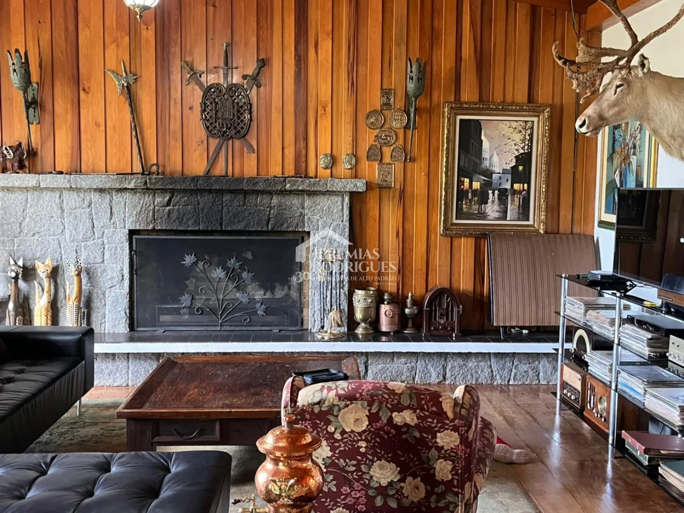 Casa para venda com 3 dormitórios no Jardim do Embaixador em Campos do Jordão/SP