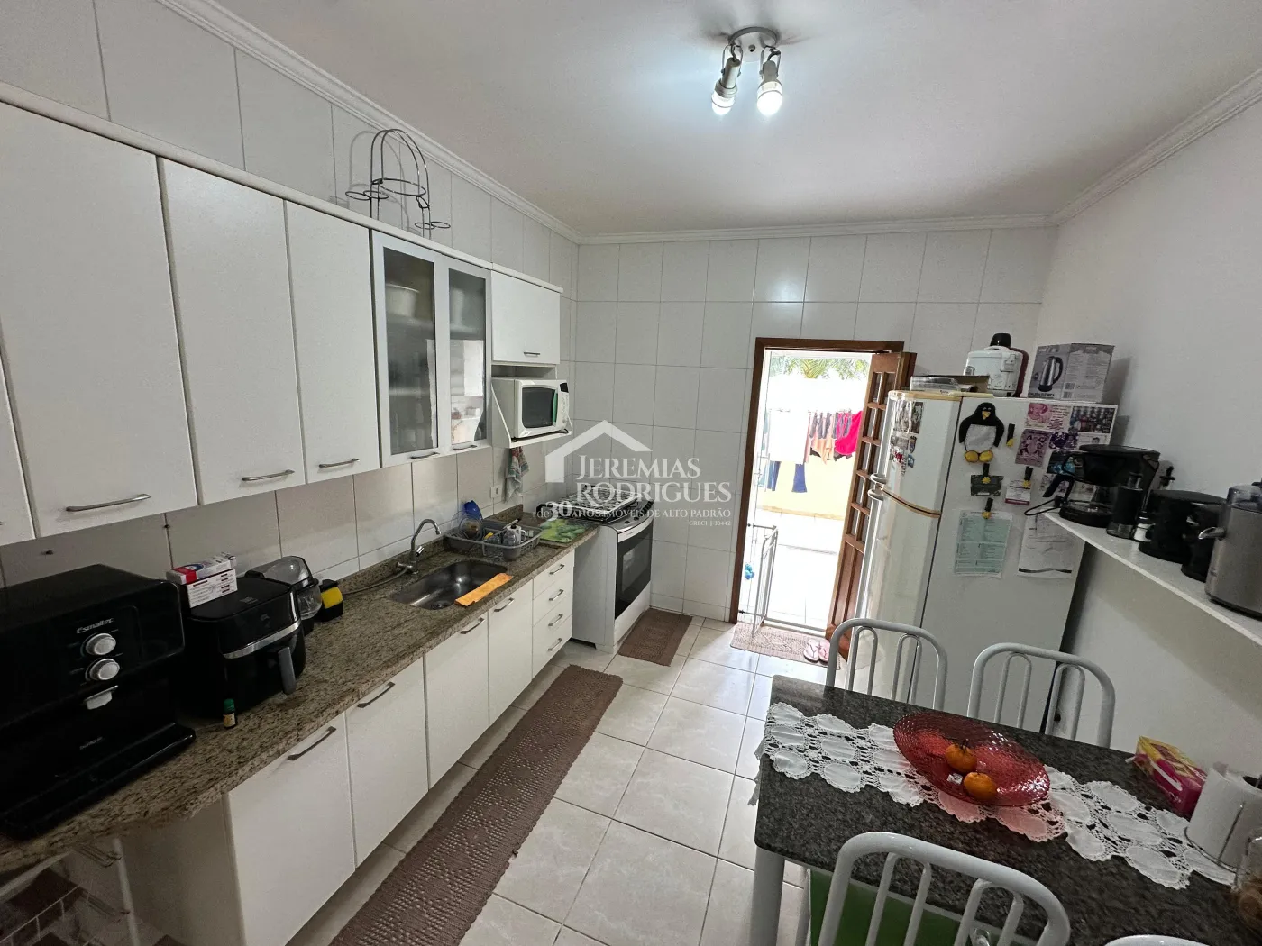 Casa à venda com 3 dormitórios no Condomínio Jatobá em Tremembé/SP.